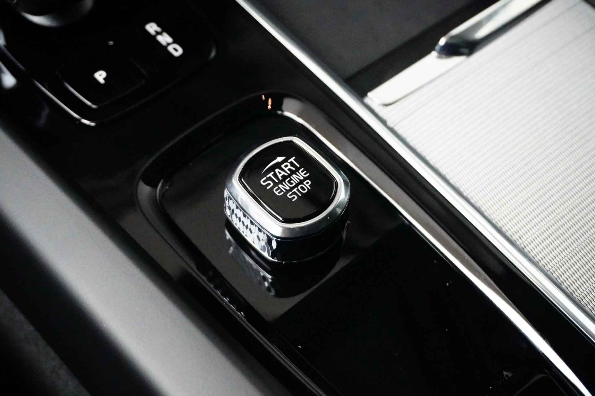 Volvo XC60 Recharge T6 AWD Plus Dark Long Range | Lightning Pack | Getint glas | 21" wielen | Trekhaak | Parkeerverwarming | - 27/34