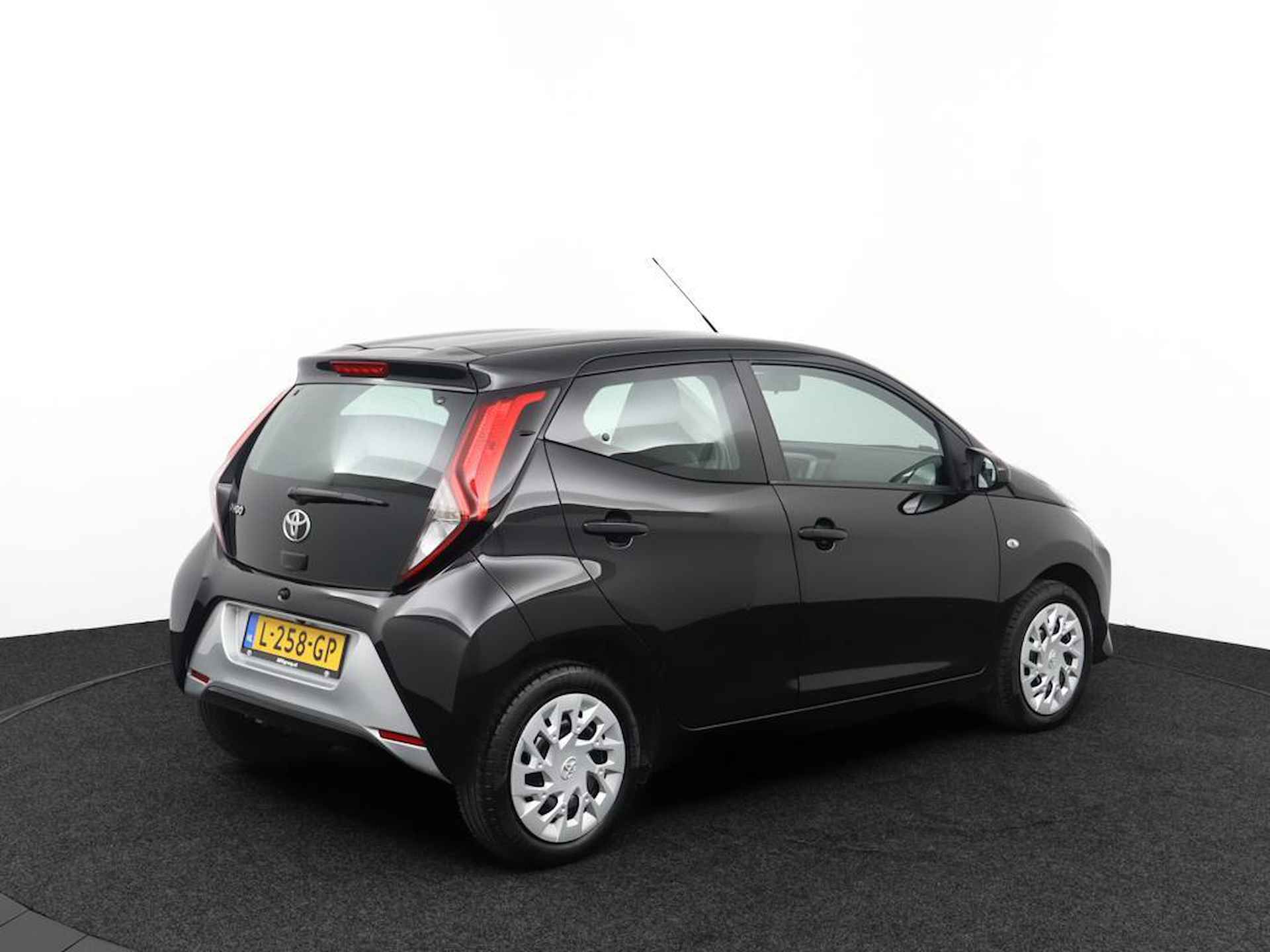 Toyota Aygo 1.0 VVT-i x-play | Parkeercamera | Apple carplay-Android auto | Airco | - 2/41