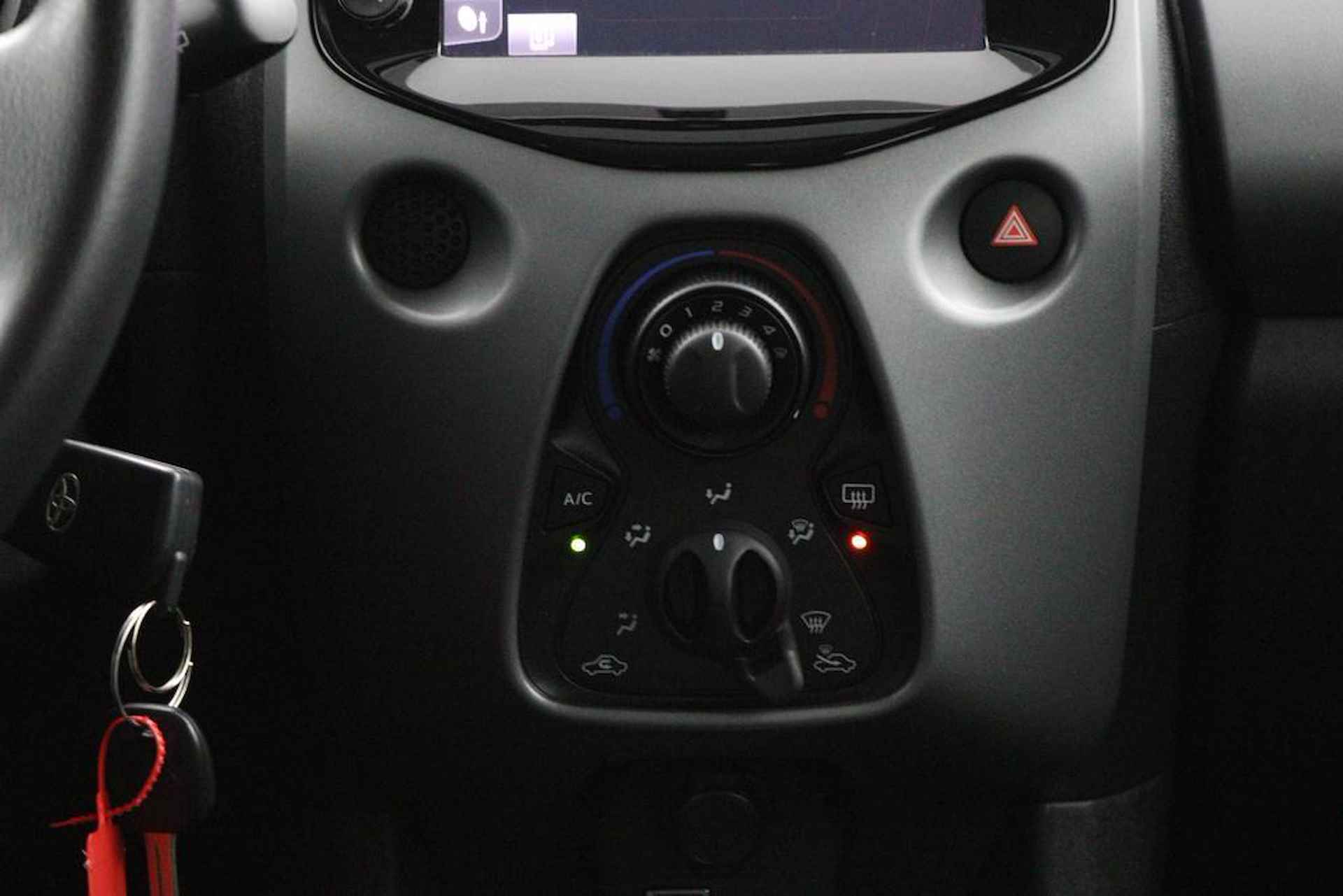 Toyota Aygo 1.0 VVT-i x-play | Parkeercamera | Apple carplay-Android auto | Airco | - 7/41