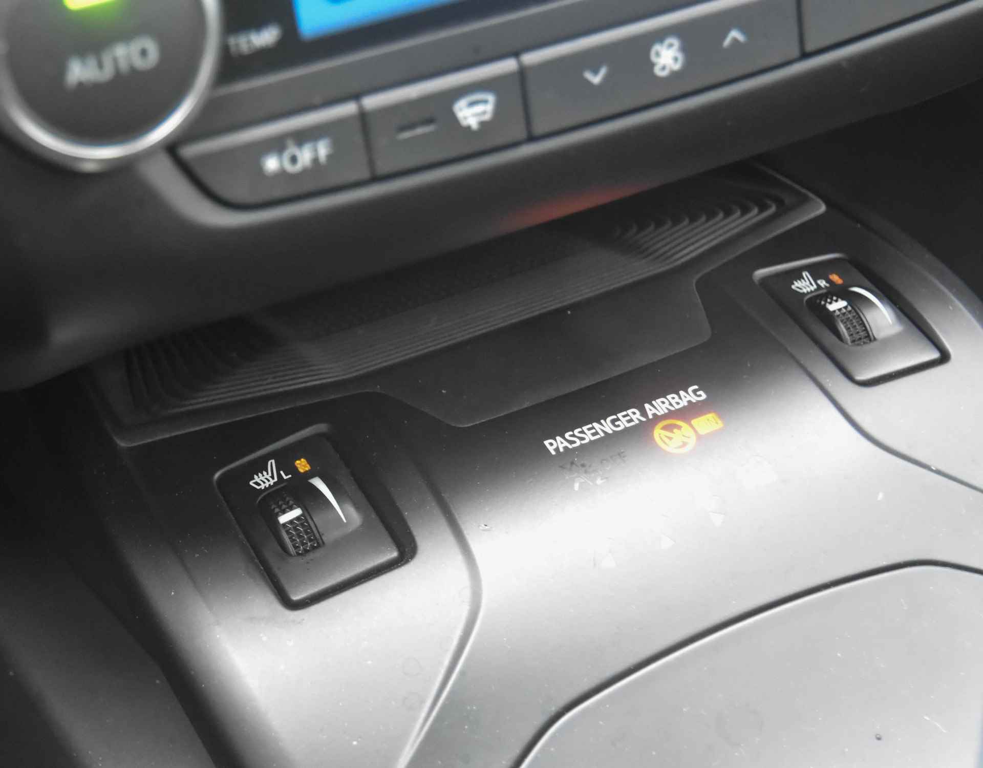 Toyota Avensis Touring Sports 2.0 VVT-i Executive / camera / pano-dak / zwart leer / stoelverwarming / cruise control / trekhaak / elek. Stoelen / parkeersensoren - 20/48