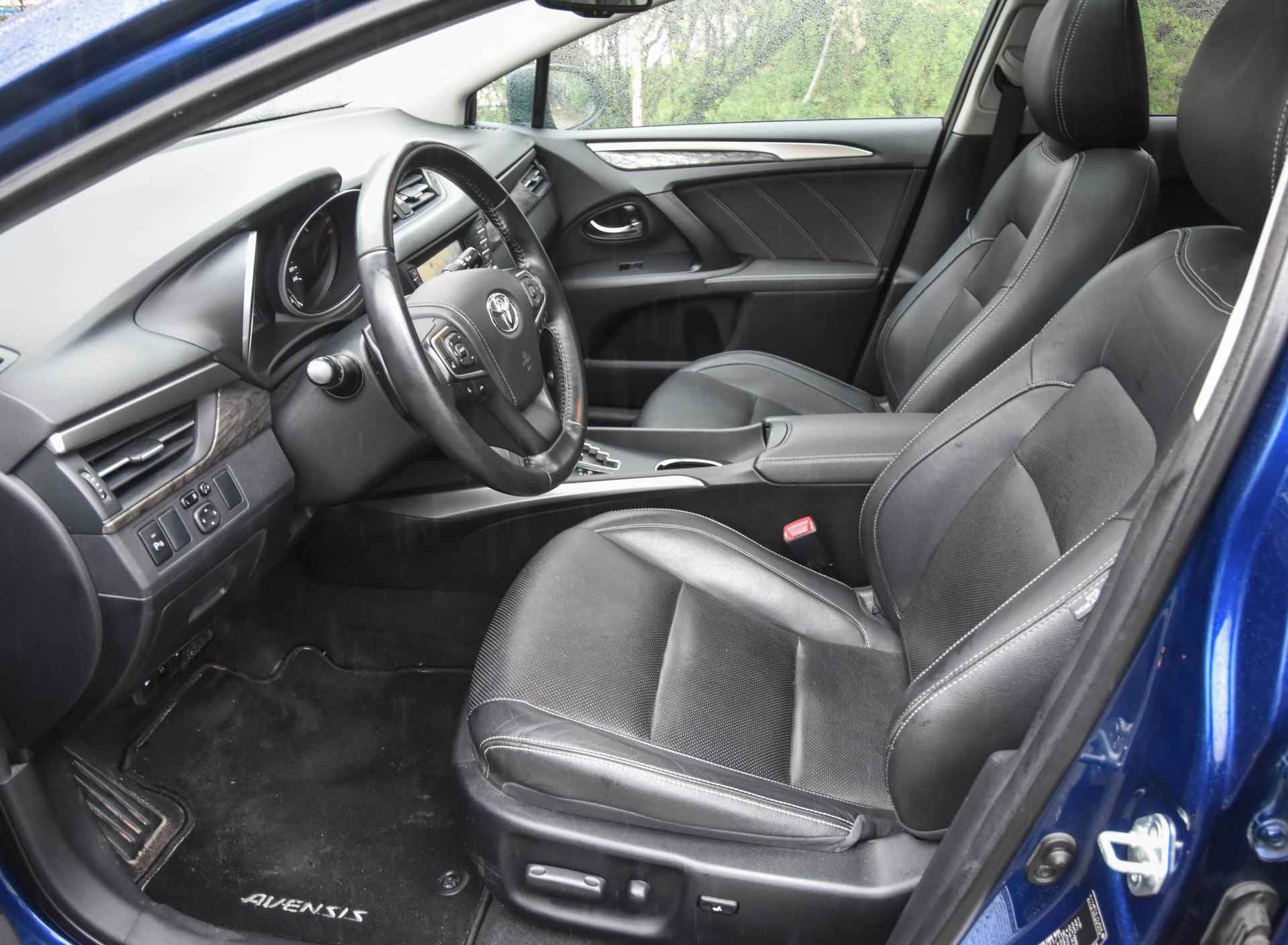 Toyota Avensis Touring Sports 2.0 VVT-i Executive / camera / pano-dak / zwart leer / stoelverwarming / cruise control / trekhaak / elek. Stoelen / parkeersensoren - 22/48