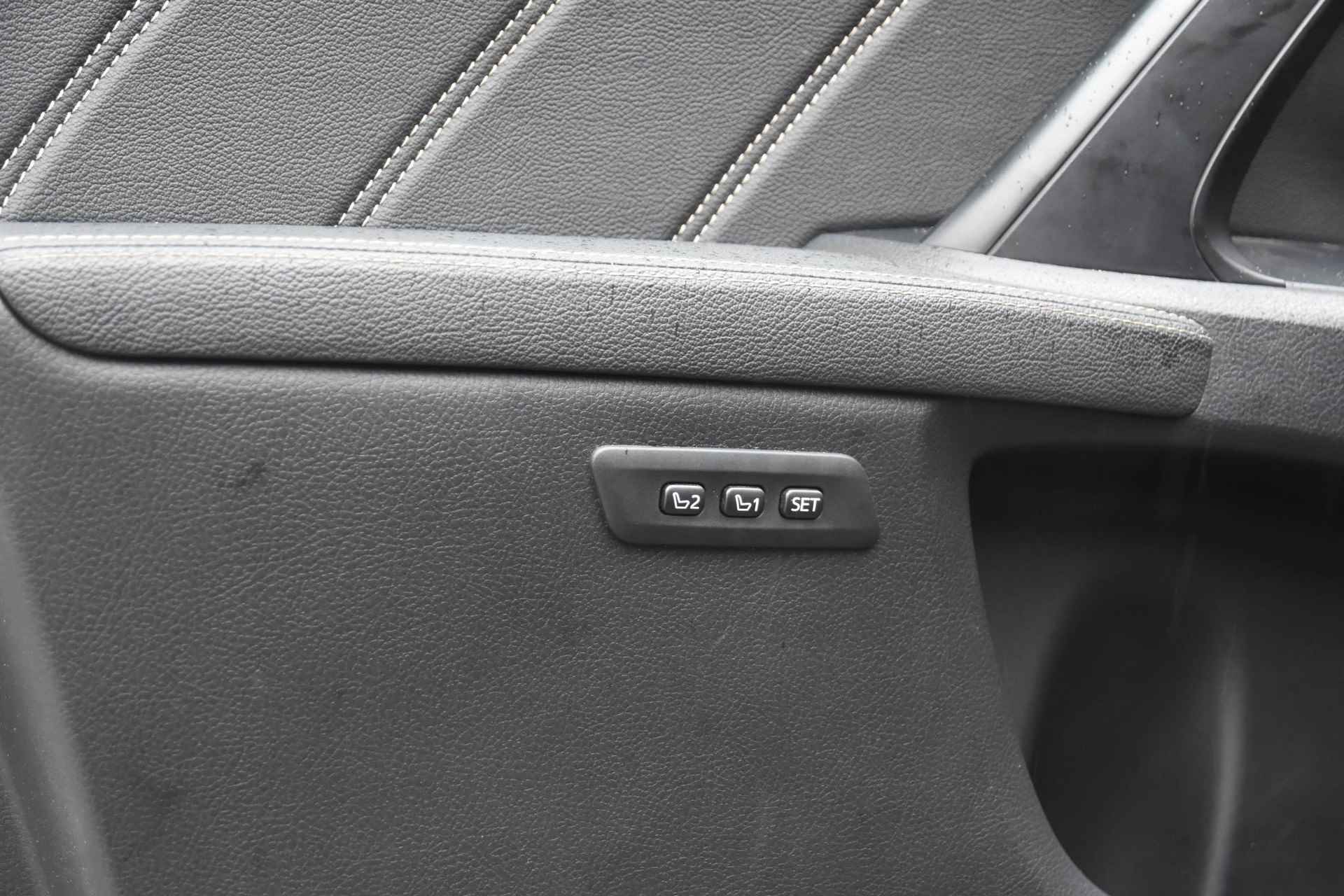 Toyota Avensis Touring Sports 2.0 VVT-i Executive / camera / pano-dak / zwart leer / stoelverwarming / cruise control / trekhaak / elek. Stoelen / parkeersensoren - 24/48