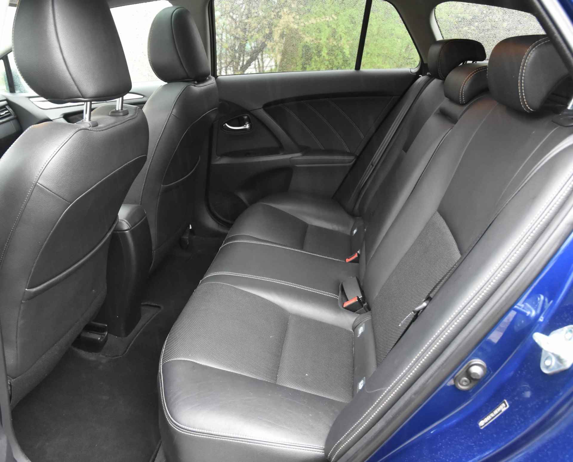 Toyota Avensis Touring Sports 2.0 VVT-i Executive / camera / pano-dak / zwart leer / stoelverwarming / cruise control / trekhaak / elek. Stoelen / parkeersensoren - 25/48