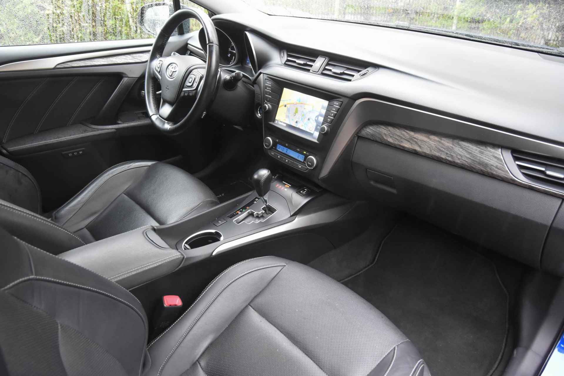 Toyota Avensis Touring Sports 2.0 VVT-i Executive / camera / pano-dak / zwart leer / stoelverwarming / cruise control / trekhaak / elek. Stoelen / parkeersensoren - 27/48