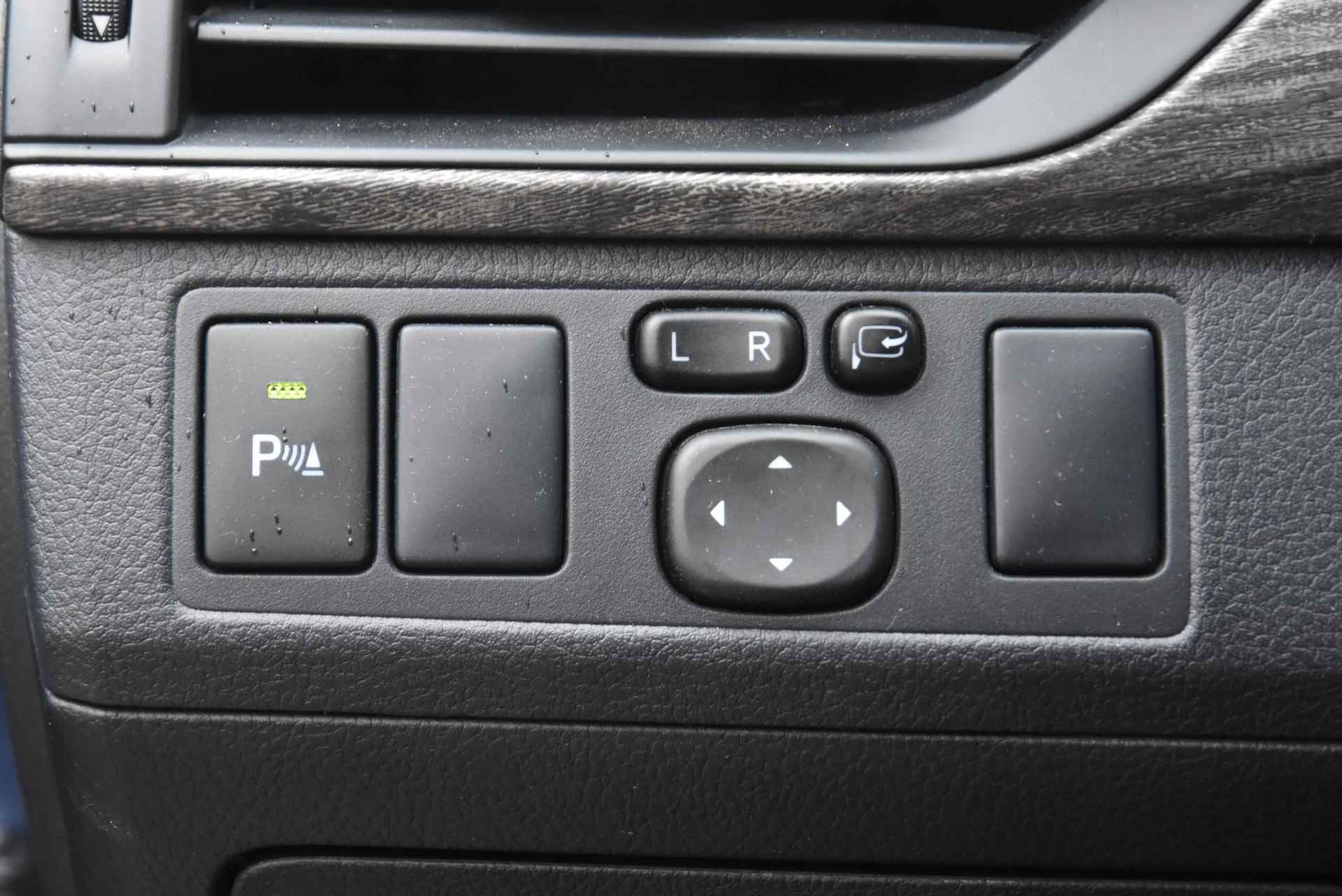 Toyota Avensis Touring Sports 2.0 VVT-i Executive / camera / pano-dak / zwart leer / stoelverwarming / cruise control / trekhaak / elek. Stoelen / parkeersensoren - 32/48