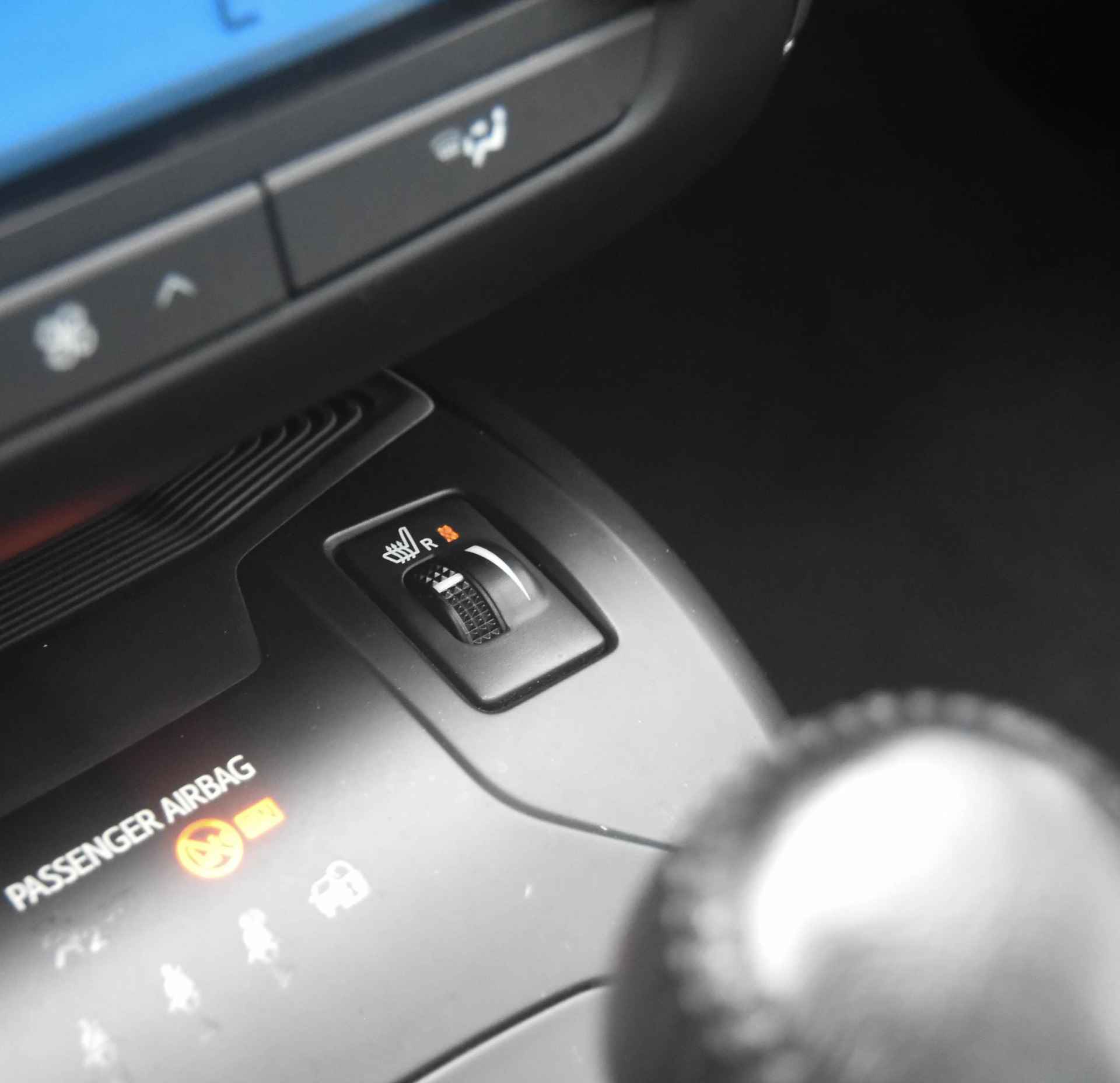 Toyota Avensis Touring Sports 2.0 VVT-i Executive / camera / pano-dak / zwart leer / stoelverwarming / cruise control / trekhaak / elek. Stoelen / parkeersensoren - 35/48