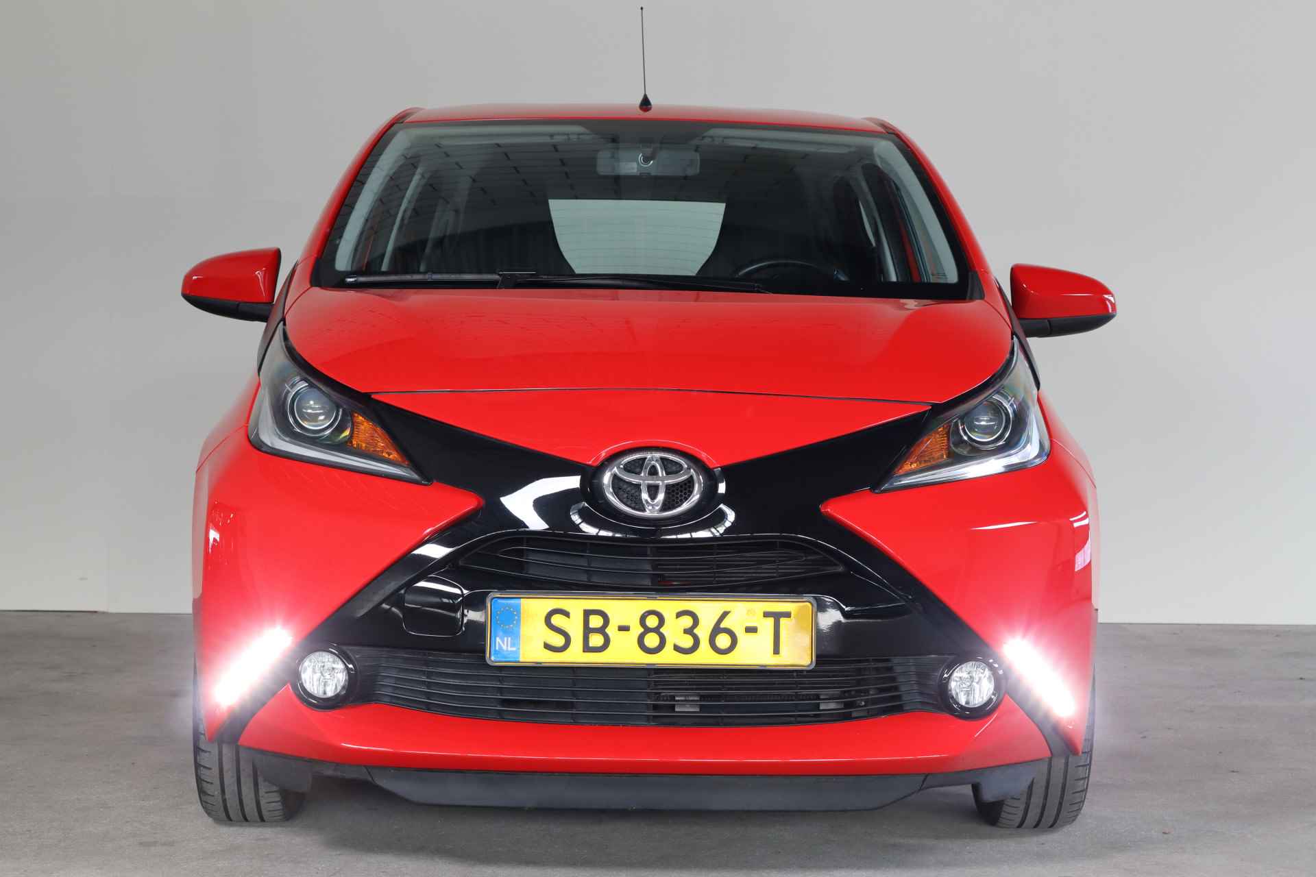 Toyota Aygo 1.0 VVT-i x-play NL-Auto!! Camera I Tel.Bluetooth I Led -- A.S. ZONDAG GEOPEND VAN 11.00 T/M 15.30 -- - 4/27