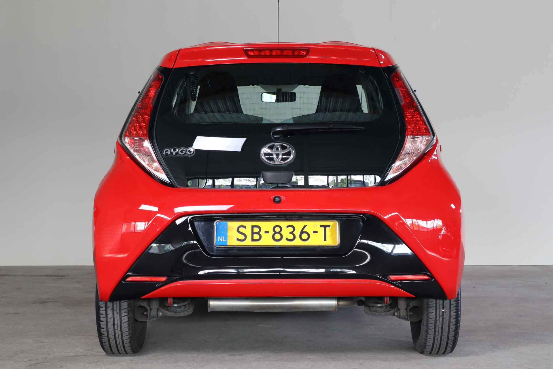 Toyota Aygo 1.0 VVT-i x-play NL-Auto!! Camera I Tel.Bluetooth I Led -- A.S. ZONDAG GEOPEND VAN 11.00 T/M 15.30 -- - 5/27