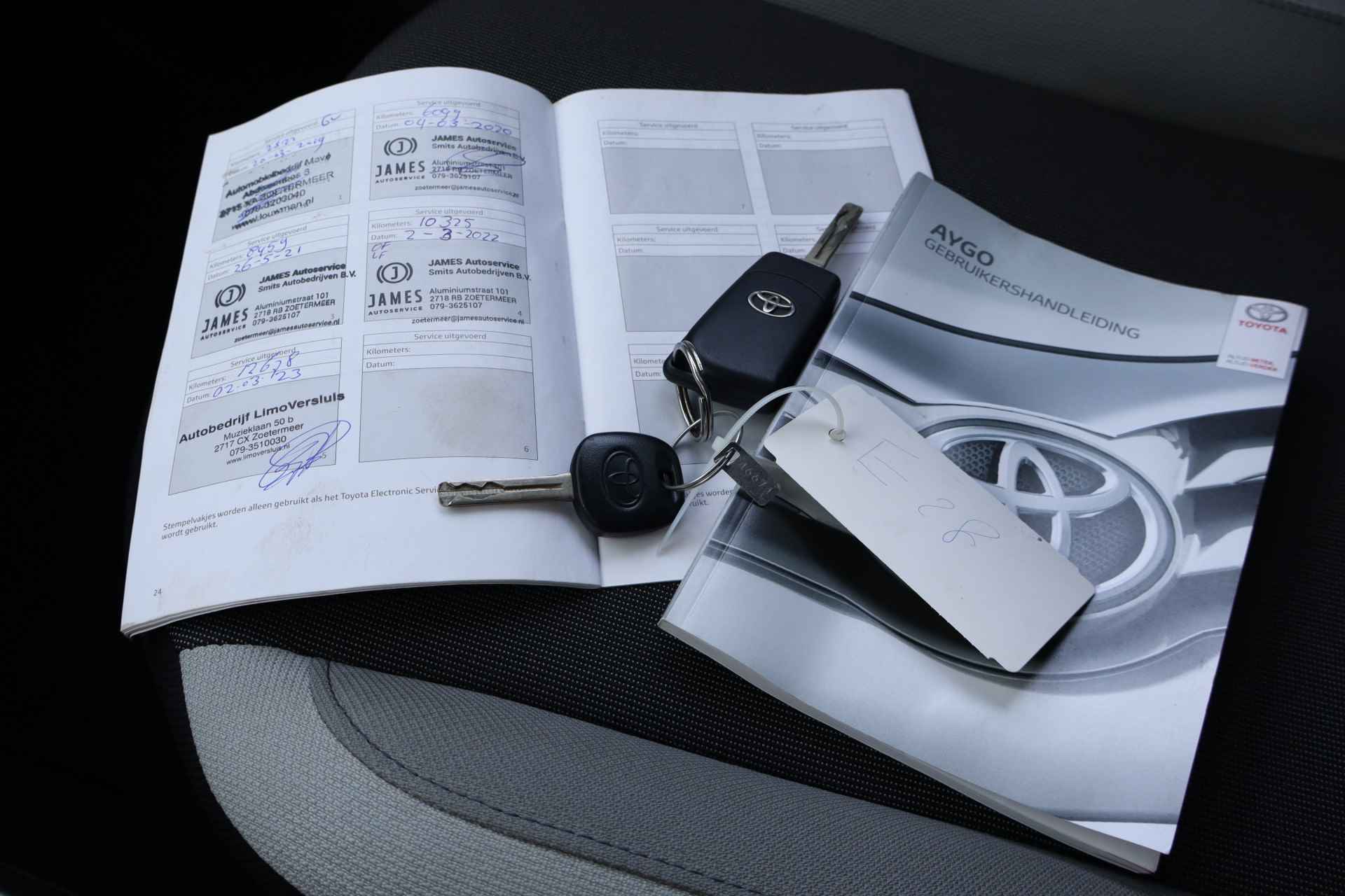 Toyota Aygo 1.0 VVT-i x-play NL-Auto!! Camera I Tel.Bluetooth I Led -- 2de Pinksterdag open van 11.00 t/m 15.30 uur -- - 7/27