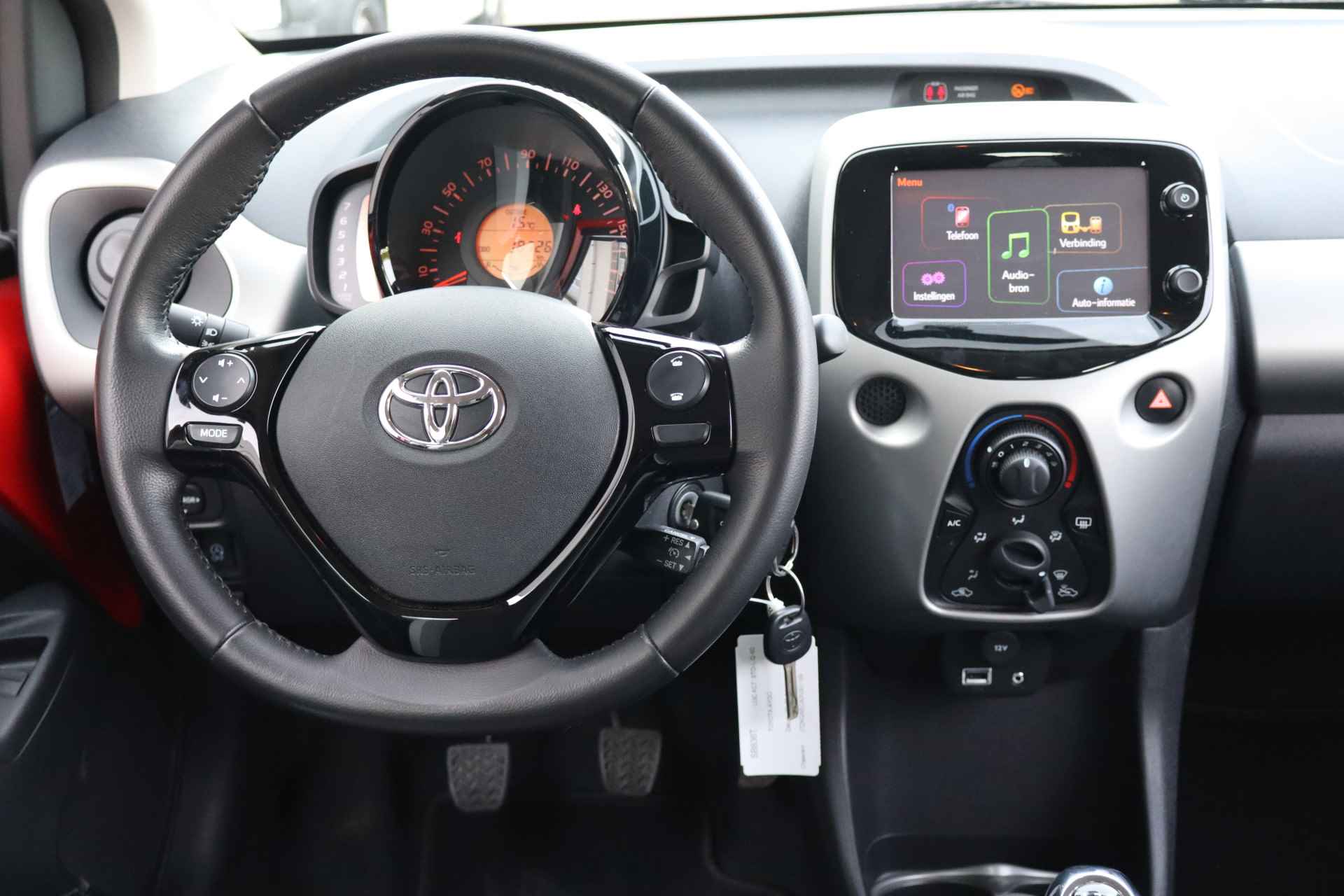 Toyota Aygo 1.0 VVT-i x-play NL-Auto!! Camera I Tel.Bluetooth I Led -- 2de Pinksterdag open van 11.00 t/m 15.30 uur -- - 8/27