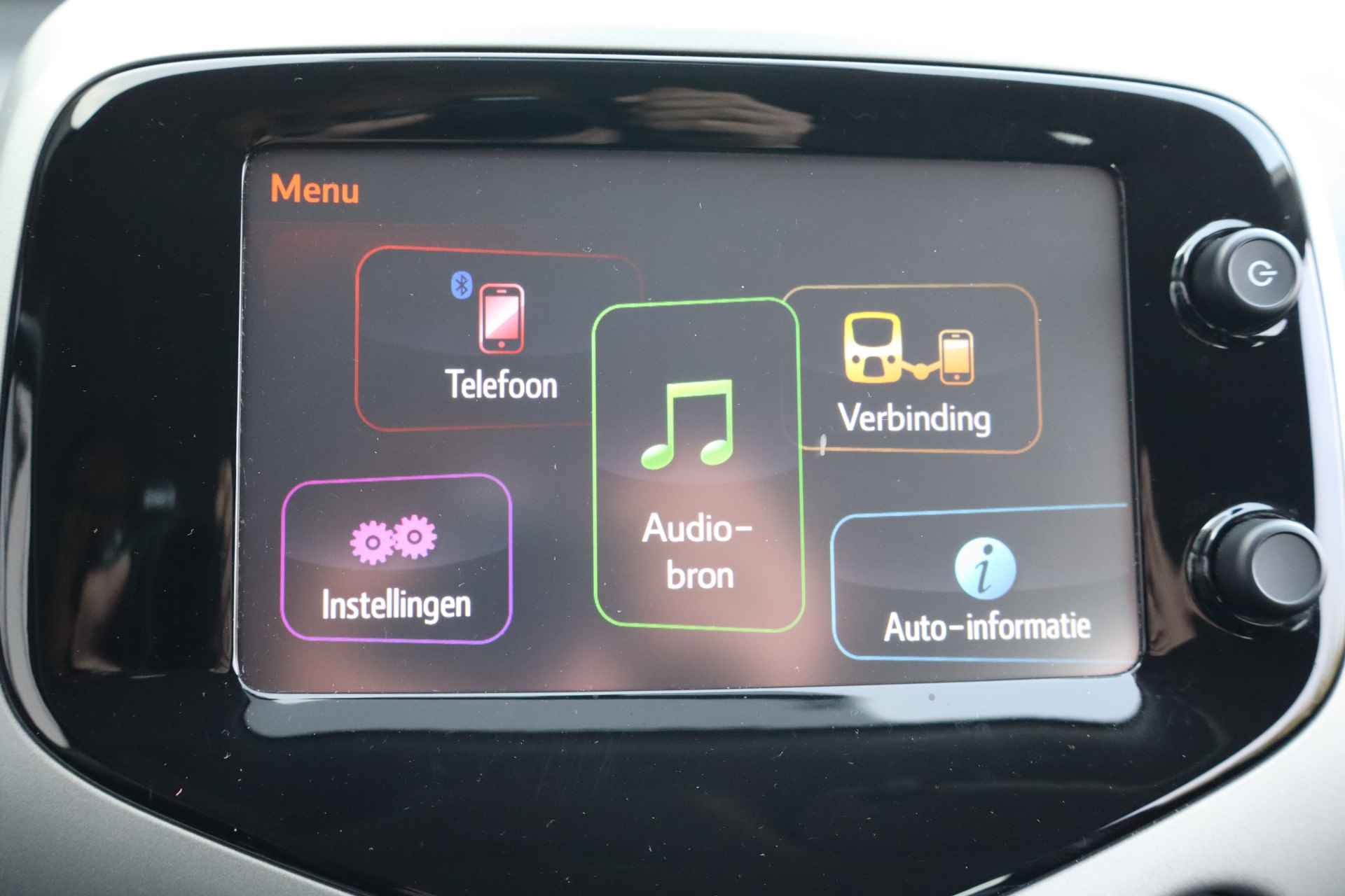 Toyota Aygo 1.0 VVT-i x-play NL-Auto!! Camera I Tel.Bluetooth I Led -- 2de Pinksterdag open van 11.00 t/m 15.30 uur -- - 13/27