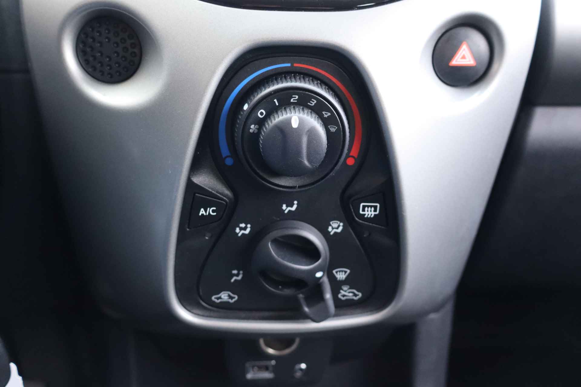 Toyota Aygo 1.0 VVT-i x-play NL-Auto!! Camera I Tel.Bluetooth I Led -- 2de Pinksterdag open van 11.00 t/m 15.30 uur -- - 16/27
