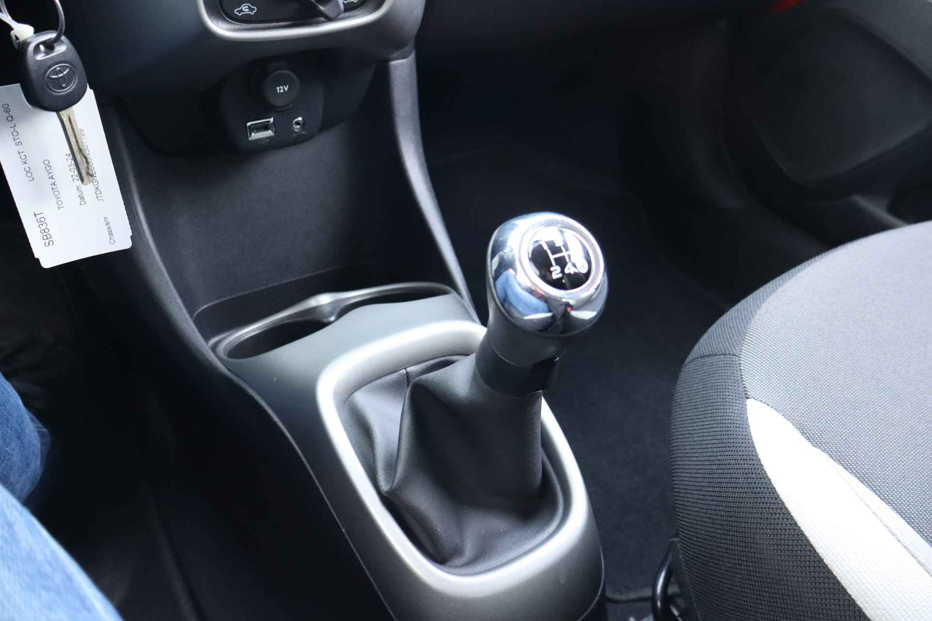 Toyota Aygo 1.0 VVT-i x-play NL-Auto!! Camera I Tel.Bluetooth I Led -- 2de Pinksterdag open van 11.00 t/m 15.30 uur -- - 18/27