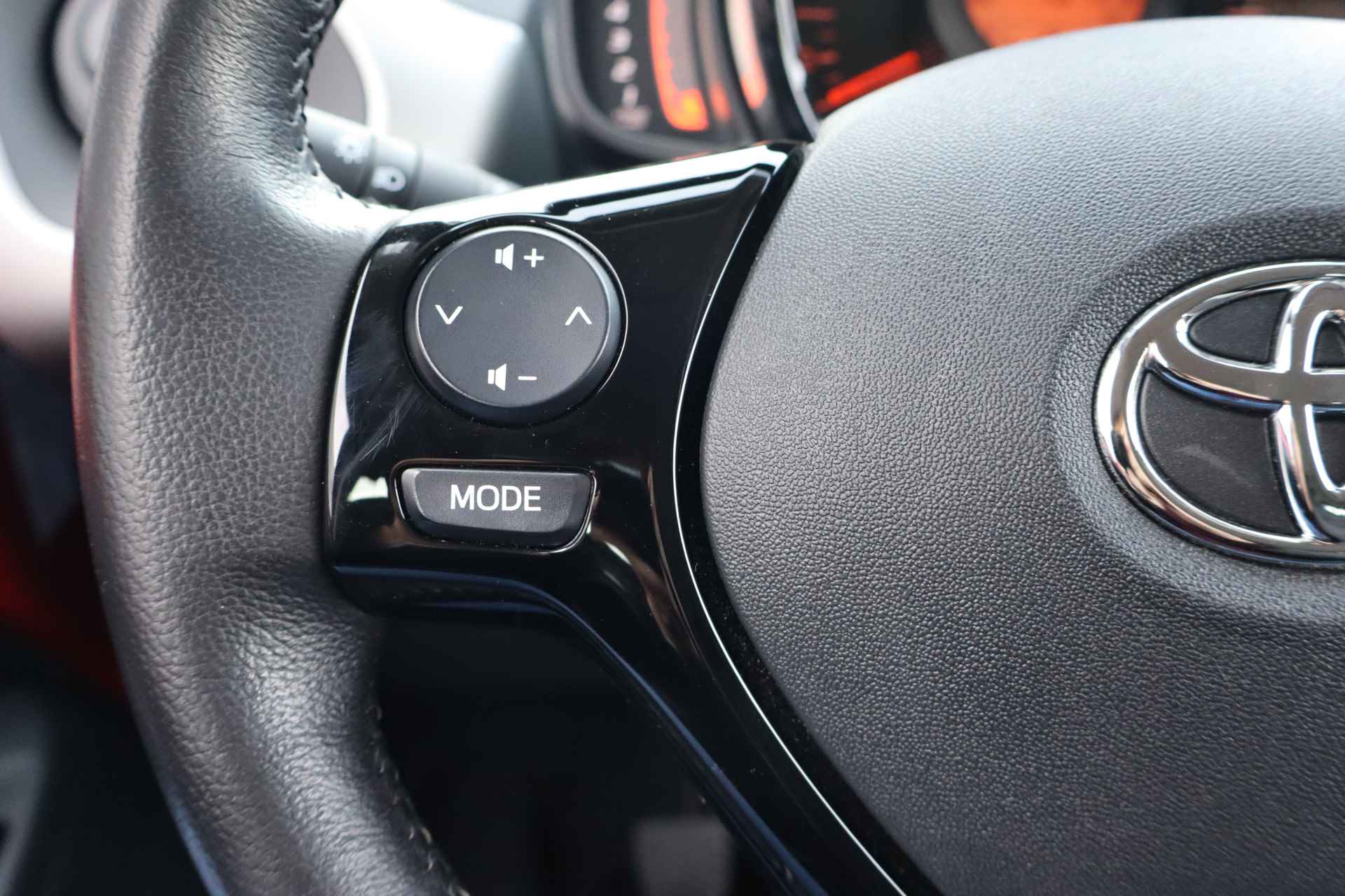Toyota Aygo 1.0 VVT-i x-play NL-Auto!! Camera I Tel.Bluetooth I Led -- A.S. ZONDAG GEOPEND VAN 11.00 T/M 15.30 -- - 19/27
