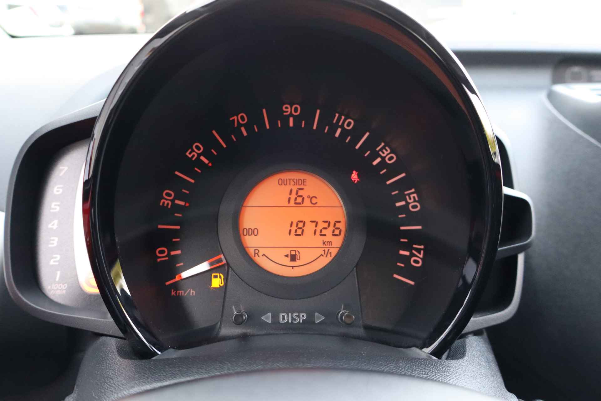 Toyota Aygo 1.0 VVT-i x-play NL-Auto!! Camera I Tel.Bluetooth I Led -- 2de Pinksterdag open van 11.00 t/m 15.30 uur -- - 21/27