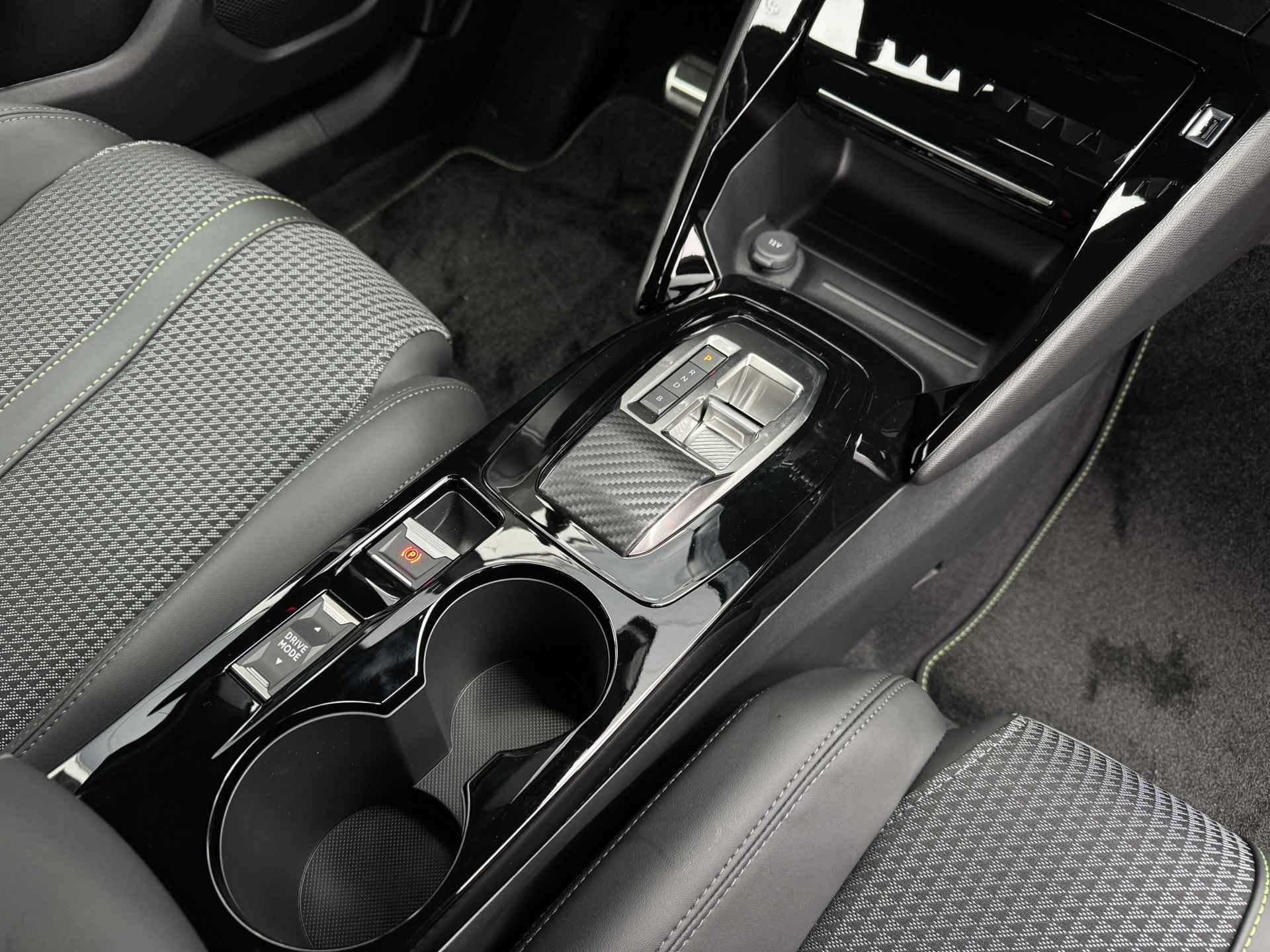 Peugeot e-2008 EV GT 50 kWh | Stoelverwarming | Camera | Sensoren V/A | Navi | ACC | Carplay - 24/45