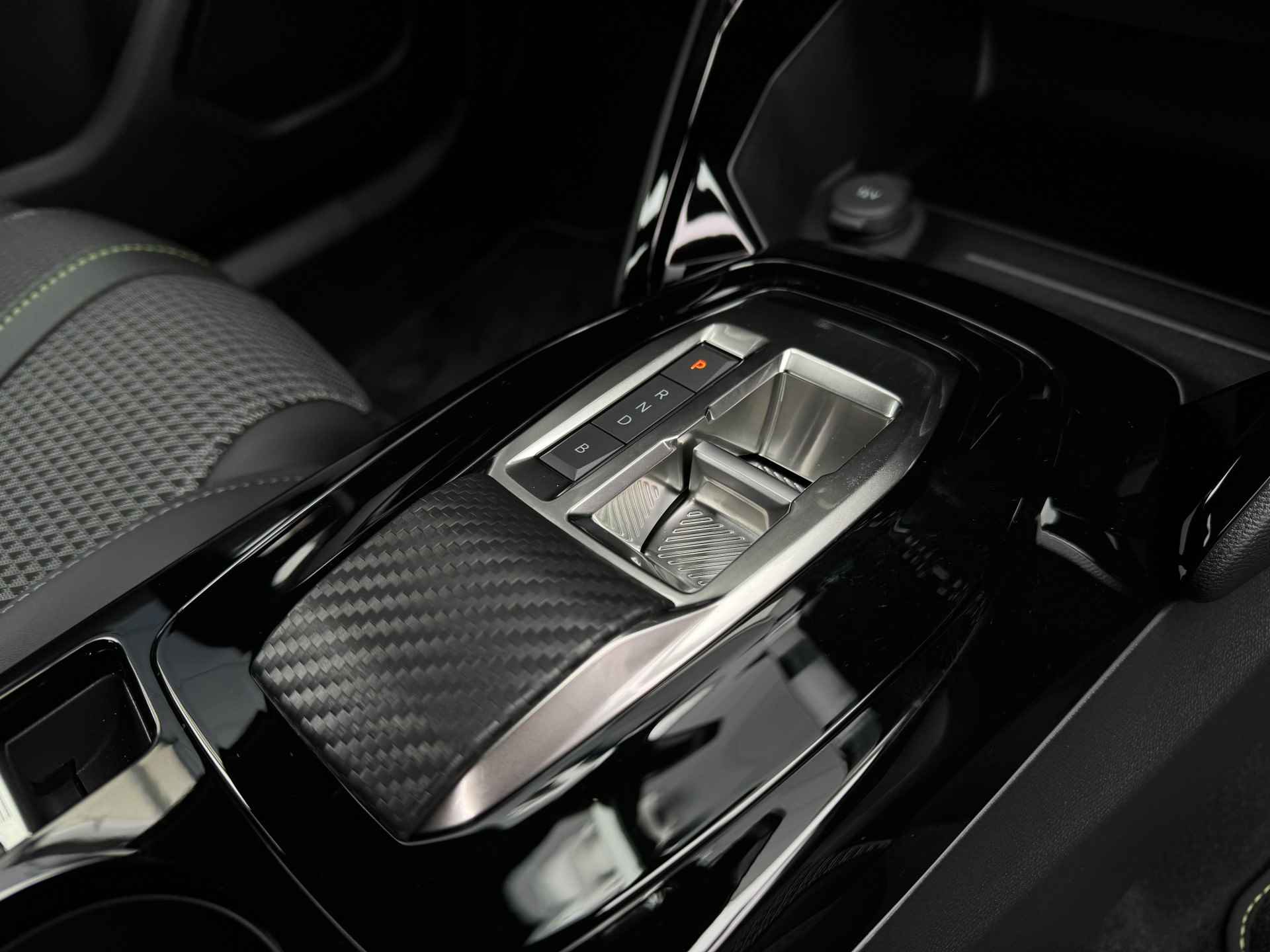 Peugeot e-2008 EV GT 50 kWh | Stoelverwarming | Camera | Sensoren V/A | Navi | ACC | Carplay - 25/45