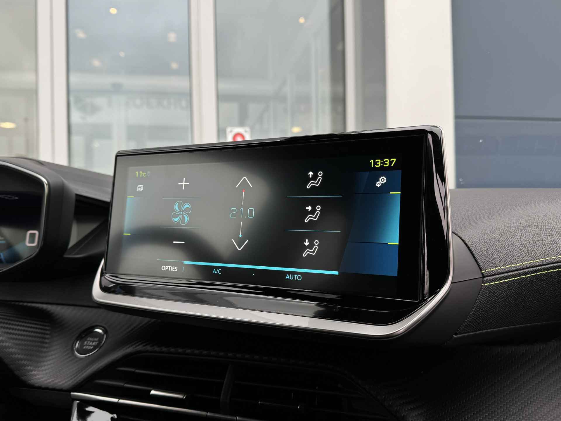 Peugeot e-2008 EV GT 50 kWh | Stoelverwarming | Camera | Sensoren V/A | Navi | ACC | Carplay - 29/45
