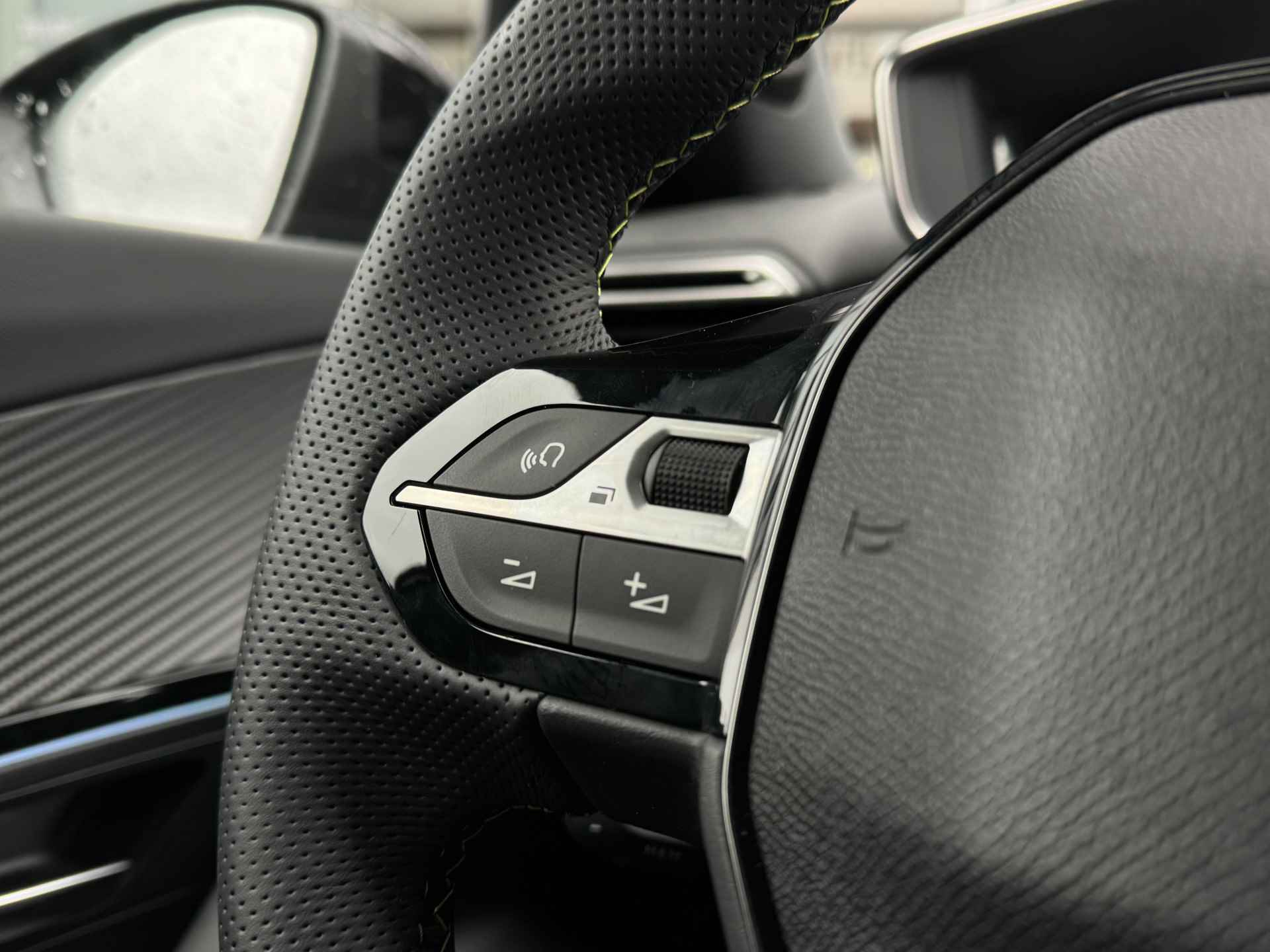 Peugeot e-2008 EV GT 50 kWh | Stoelverwarming | Camera | Sensoren V/A | Navi | ACC | Carplay - 39/45
