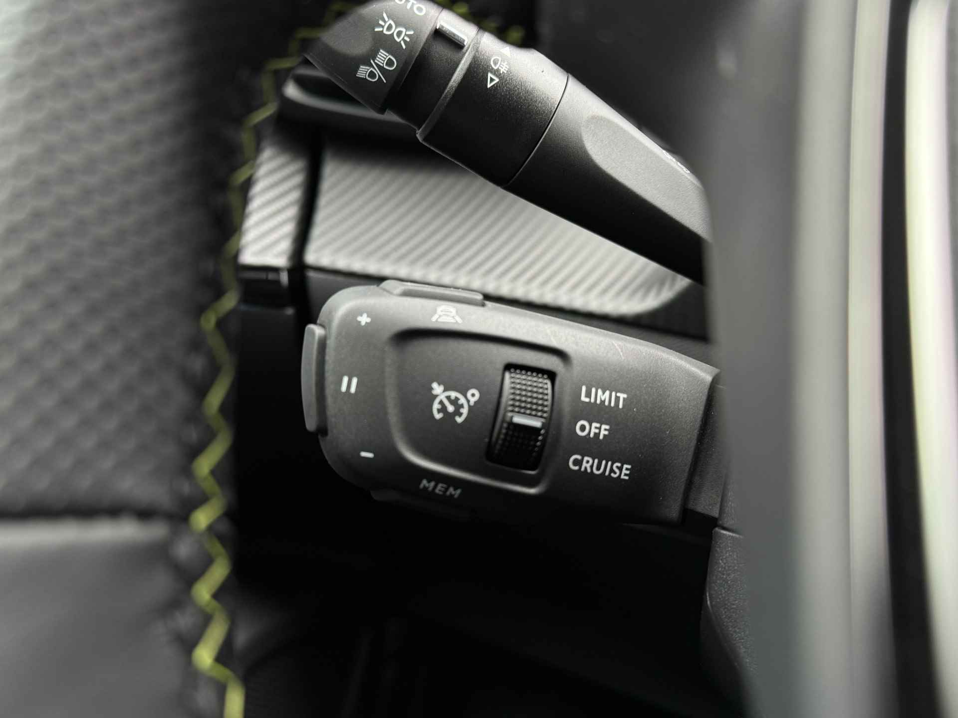 Peugeot e-2008 EV GT 50 kWh | Stoelverwarming | Camera | Sensoren V/A | Navi | ACC | Carplay - 40/45