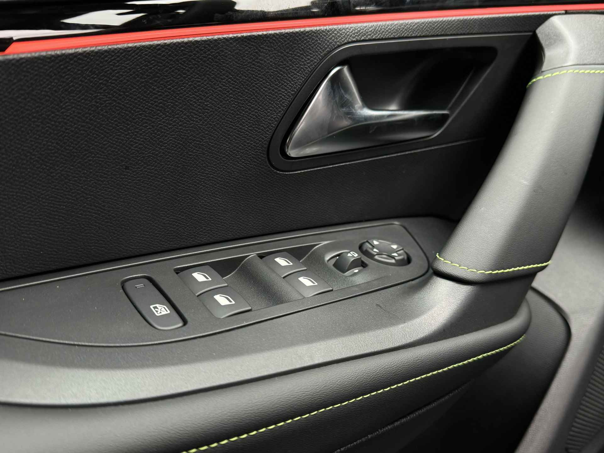 Peugeot e-2008 EV GT 50 kWh | Stoelverwarming | Camera | Sensoren V/A | Navi | ACC | Carplay - 45/45