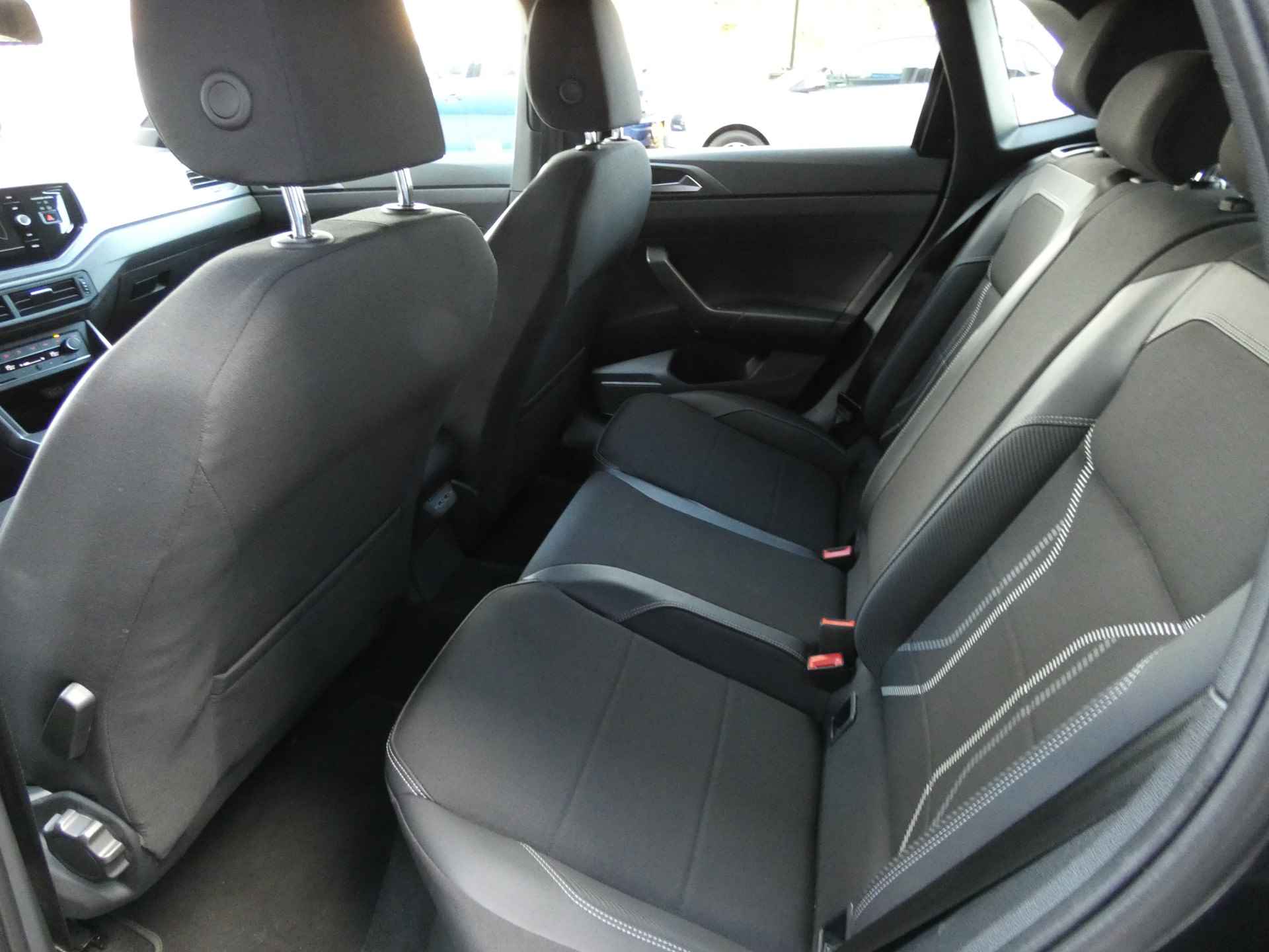 Volkswagen Polo 1.0 TSI Comfortline Business Half Leder | Climate Conrol | Parkeersensoren en Trekhaak - 17/47