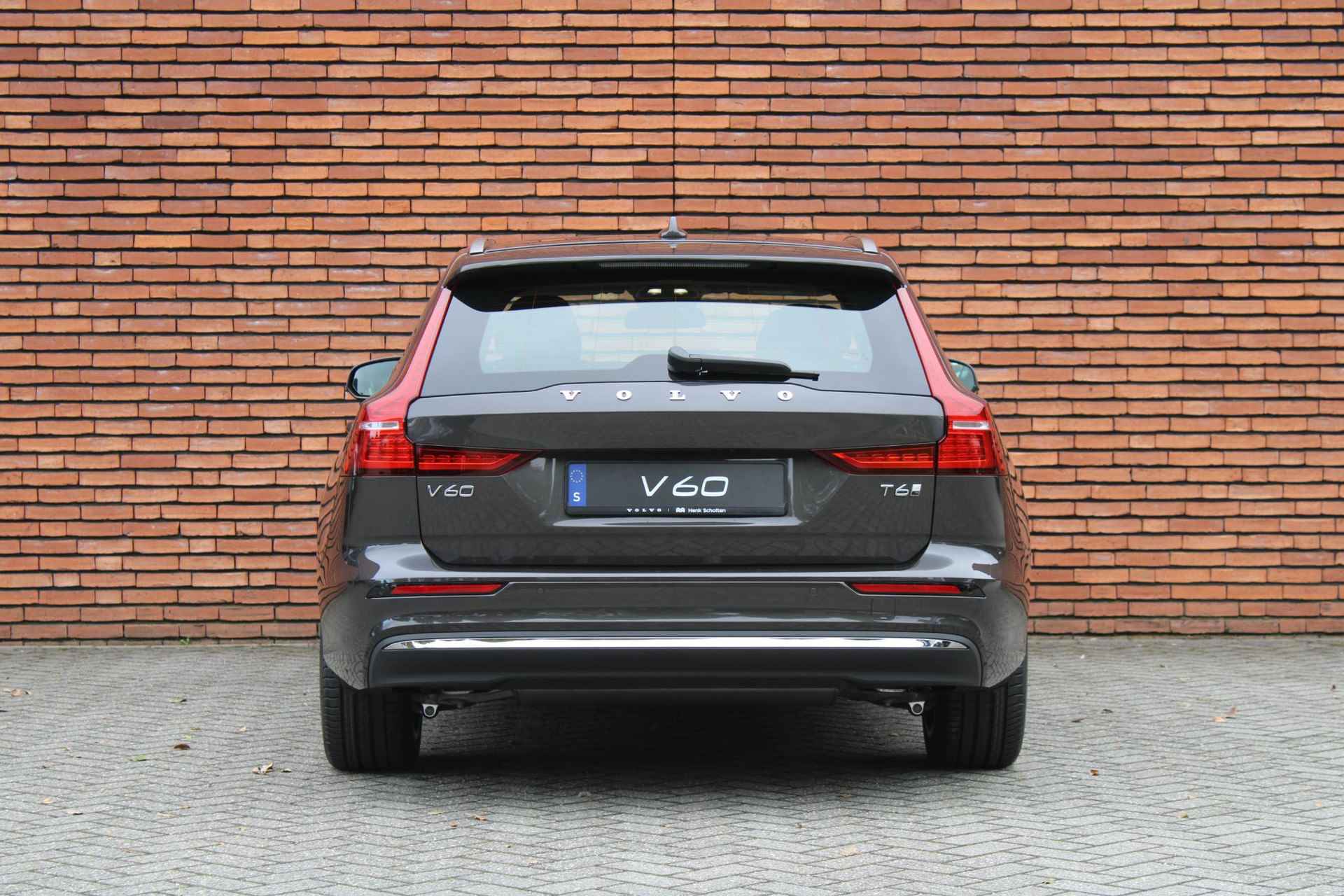 Volvo V60 T6 AWD AUT8 350PK Essential Edition, **Per Direct Leverbaar** Parkeersensoren achter, Parkeercamera achter, Electronic Climate Control, 18" Lichtmetalen velgen, Apple Car Play, Google Maps, Google Assistant, Google Play Store, Cruise Control, Pre-Conditionering - 14/18