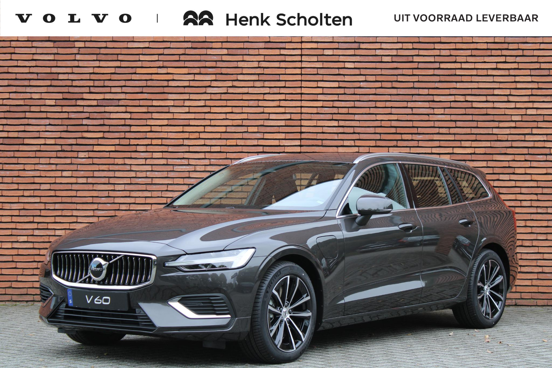 Volvo V60 T6 AWD AUT8 350PK Essential Edition, **Per Direct Leverbaar** Parkeersensoren achter, Parkeercamera achter, Electronic Climate Control, 18" Lichtmetalen velgen, Apple Car Play, Google Maps, Google Assistant, Google Play Store, Cruise Control, Pre-Conditionering