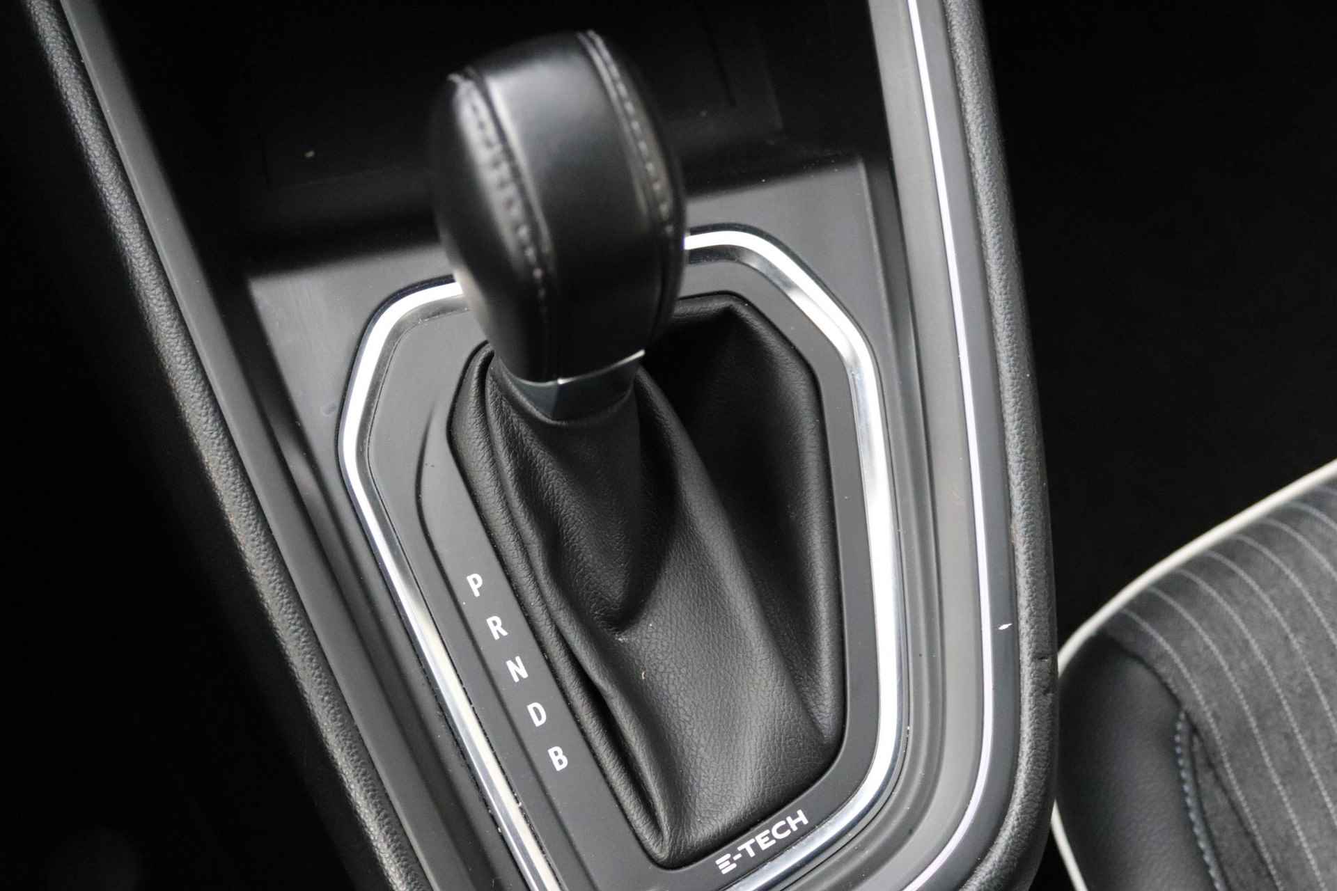 Renault Clio 1.6 E-Tech Hybrid 140 Intens | Navigatie 9,3" | Apple Carplay | Climate Control | LED koplampen | Camera | Parkeersensoren | LMV 16" | All-Seasons - 28/34