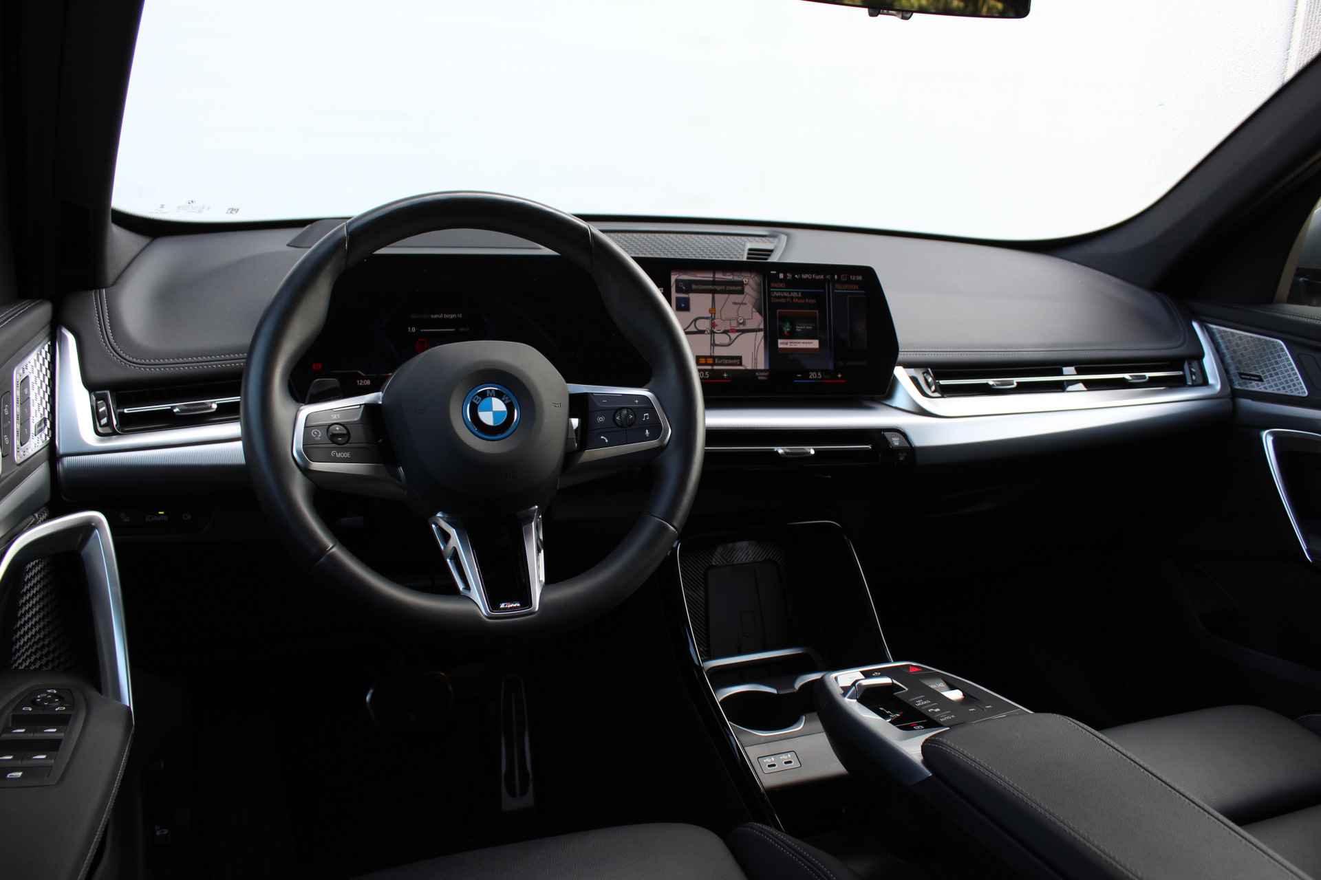 BMW iX1 xDrive30 High Executive M Sport 66 kWh / Panoramadak / Trekhaak / Adaptieve LED / Sportstoelen / Memory Seats / Driving Assistant Professional / Comfort Access / Harman-Kardon - 5/34