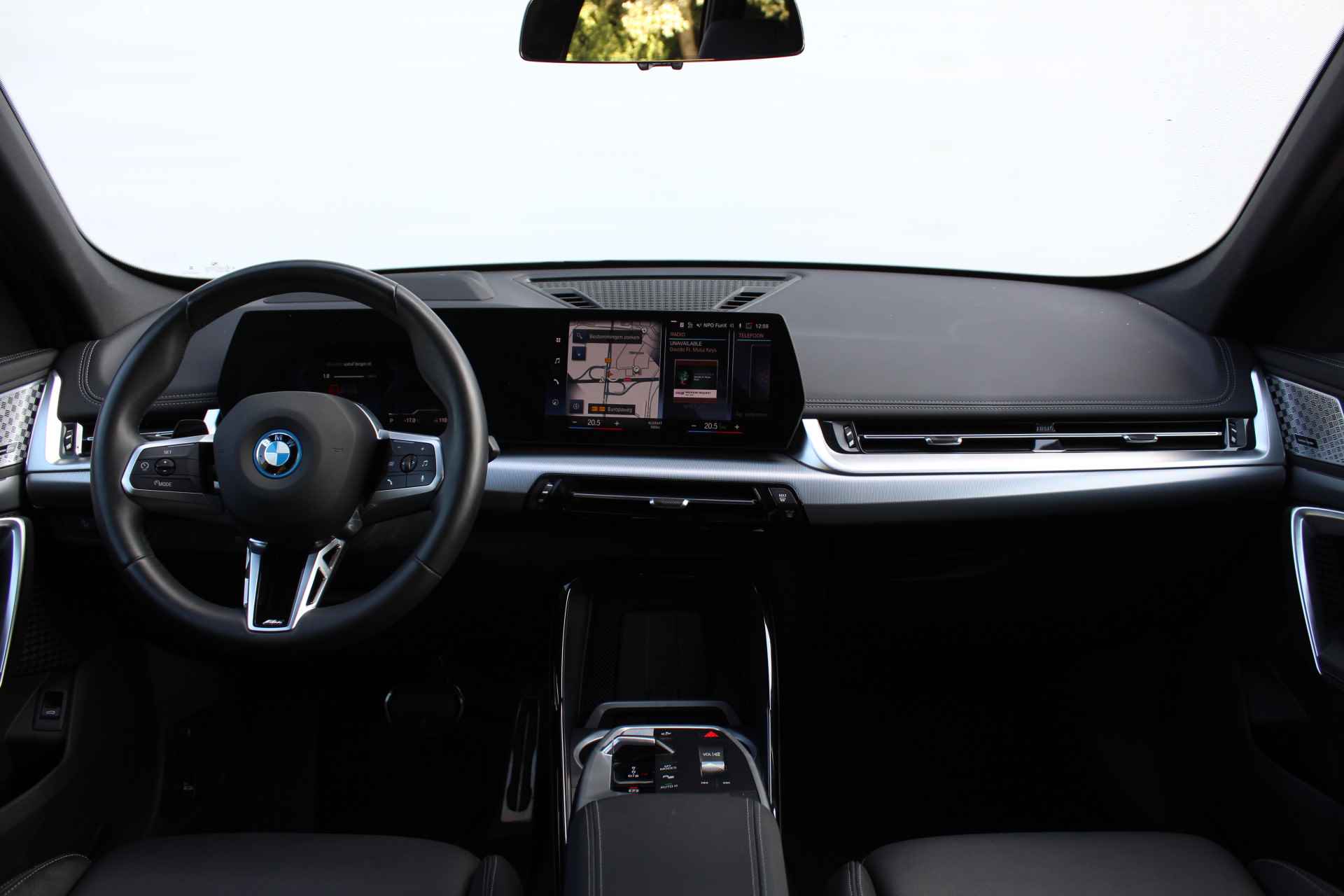 BMW iX1 xDrive30 High Executive M Sport 66 kWh / Panoramadak / Trekhaak / Adaptieve LED / Sportstoelen / Memory Seats / Driving Assistant Professional / Comfort Access / Harman-Kardon - 6/34