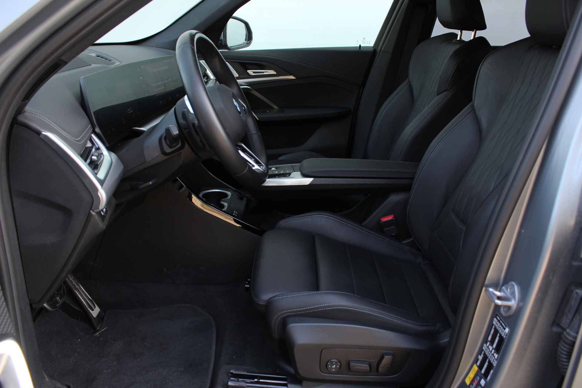 BMW iX1 xDrive30 High Executive M Sport 66 kWh / Panoramadak / Trekhaak / Adaptieve LED / Sportstoelen / Memory Seats / Driving Assistant Professional / Comfort Access / Harman-Kardon - 11/34