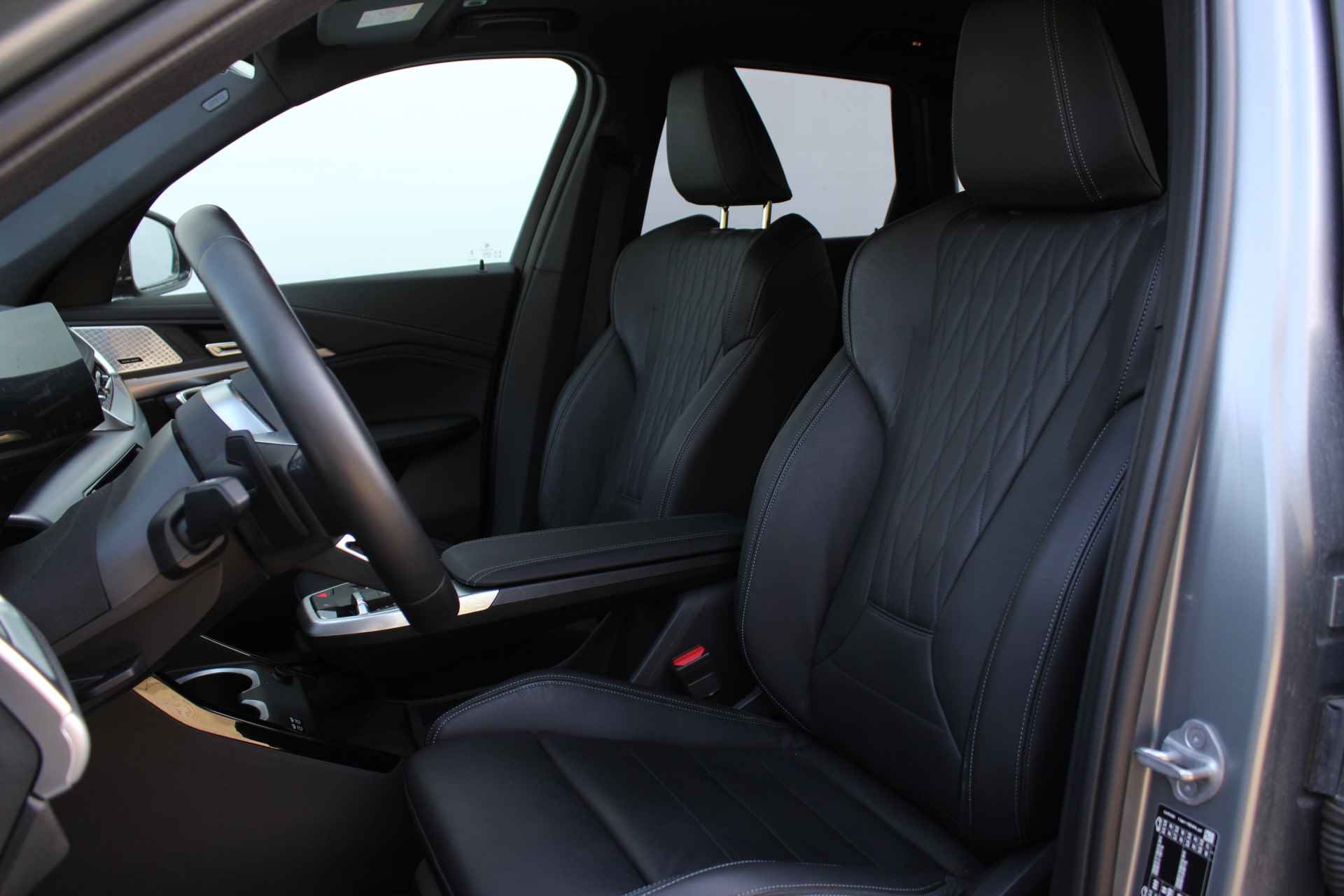 BMW iX1 xDrive30 High Executive M Sport 66 kWh / Panoramadak / Trekhaak / Adaptieve LED / Sportstoelen / Memory Seats / Driving Assistant Professional / Comfort Access / Harman-Kardon - 21/34