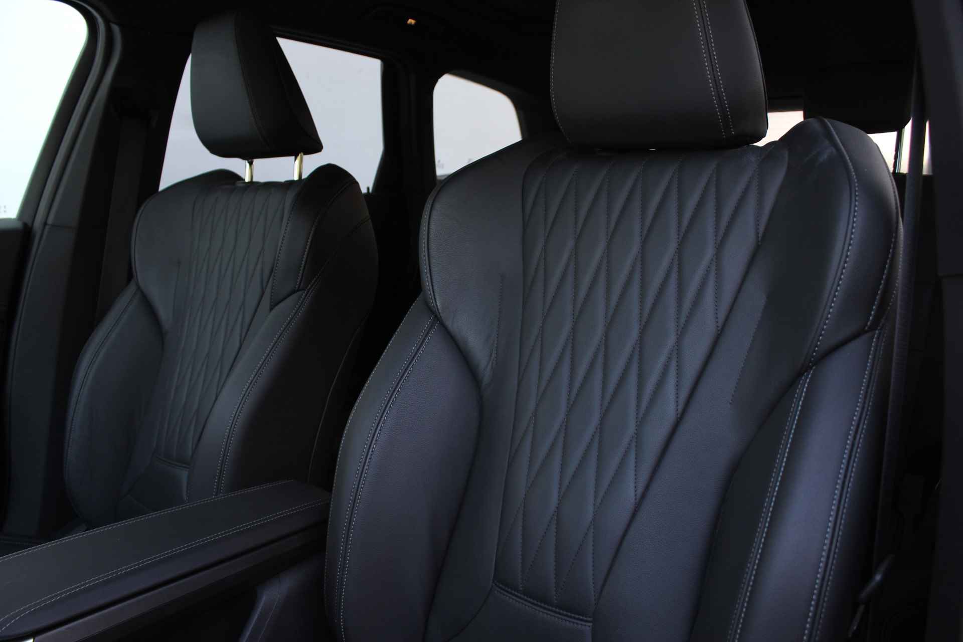 BMW iX1 xDrive30 High Executive M Sport 66 kWh / Panoramadak / Trekhaak / Adaptieve LED / Sportstoelen / Memory Seats / Driving Assistant Professional / Comfort Access / Harman-Kardon - 22/34