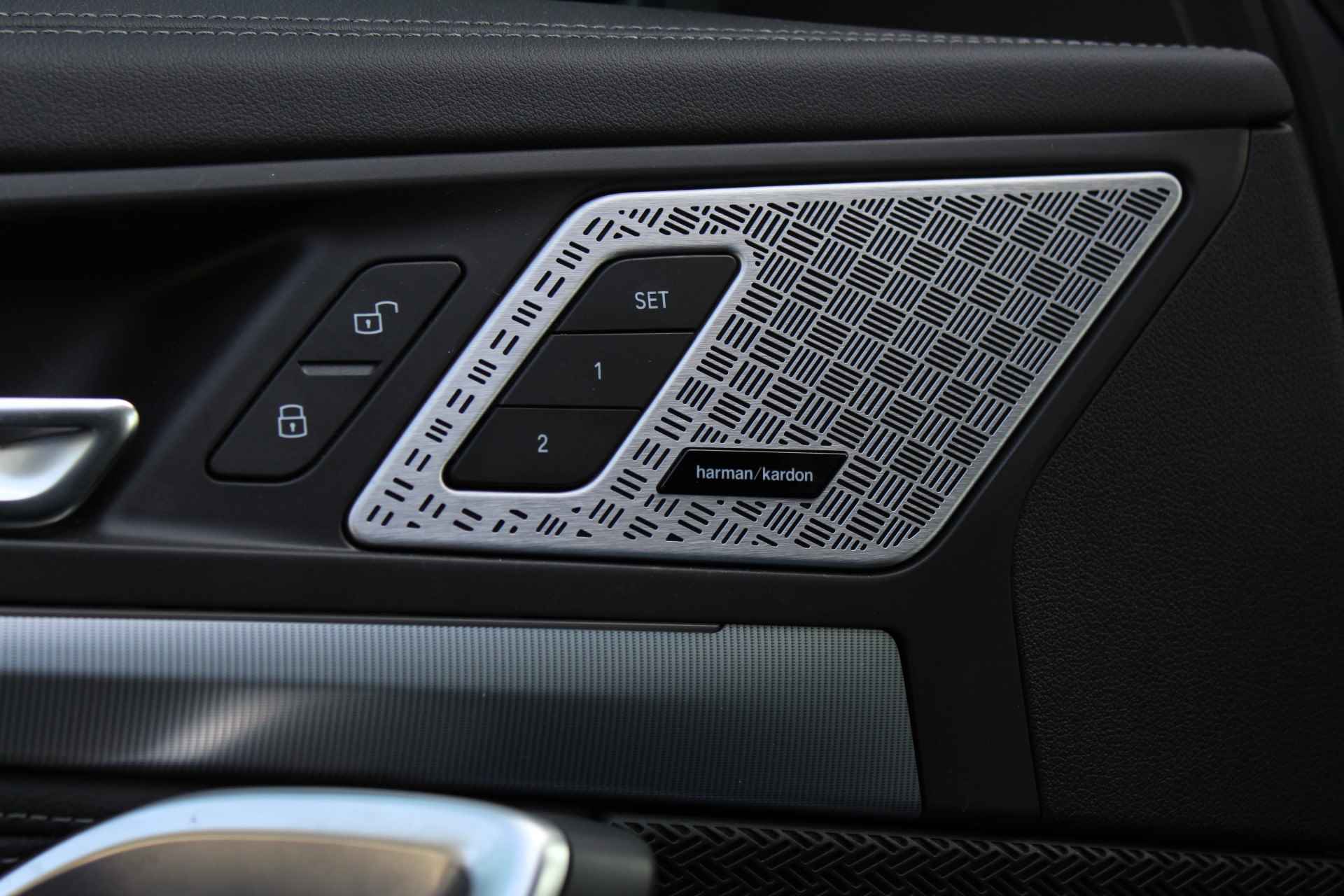 BMW iX1 xDrive30 High Executive M Sport 66 kWh / Panoramadak / Trekhaak / Adaptieve LED / Sportstoelen / Memory Seats / Driving Assistant Professional / Comfort Access / Harman-Kardon - 26/34