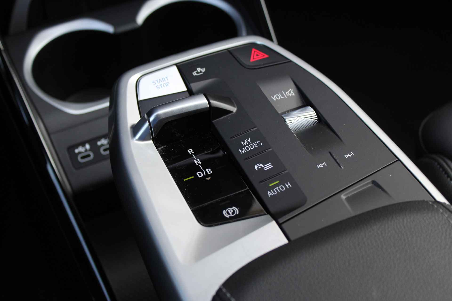BMW iX1 xDrive30 High Executive M Sport 66 kWh / Panoramadak / Trekhaak / Adaptieve LED / Sportstoelen / Memory Seats / Driving Assistant Professional / Comfort Access / Harman-Kardon - 29/34
