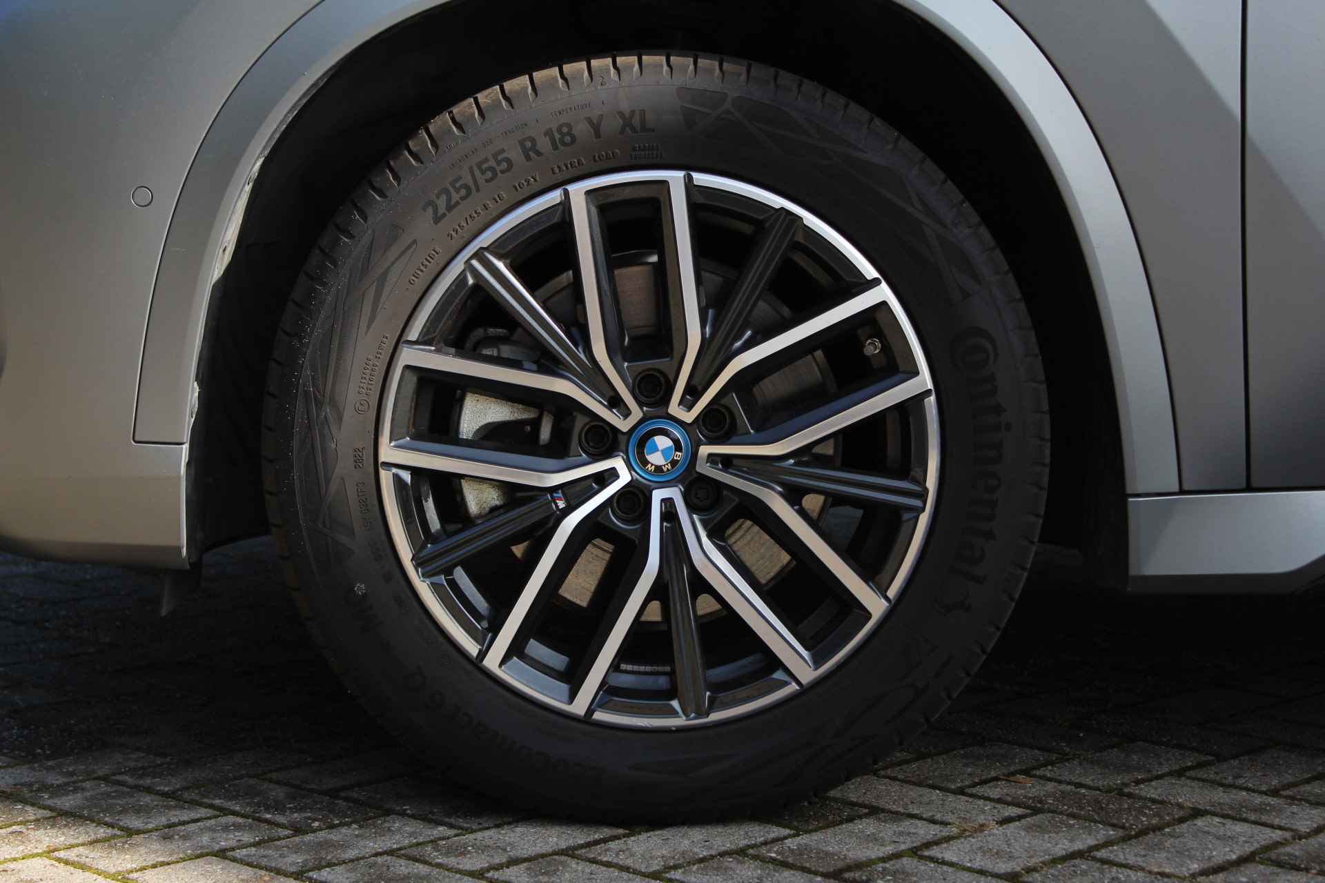 BMW iX1 xDrive30 High Executive M Sport 66 kWh / Panoramadak / Trekhaak / Adaptieve LED / Sportstoelen / Memory Seats / Driving Assistant Professional / Comfort Access / Harman-Kardon - 33/34