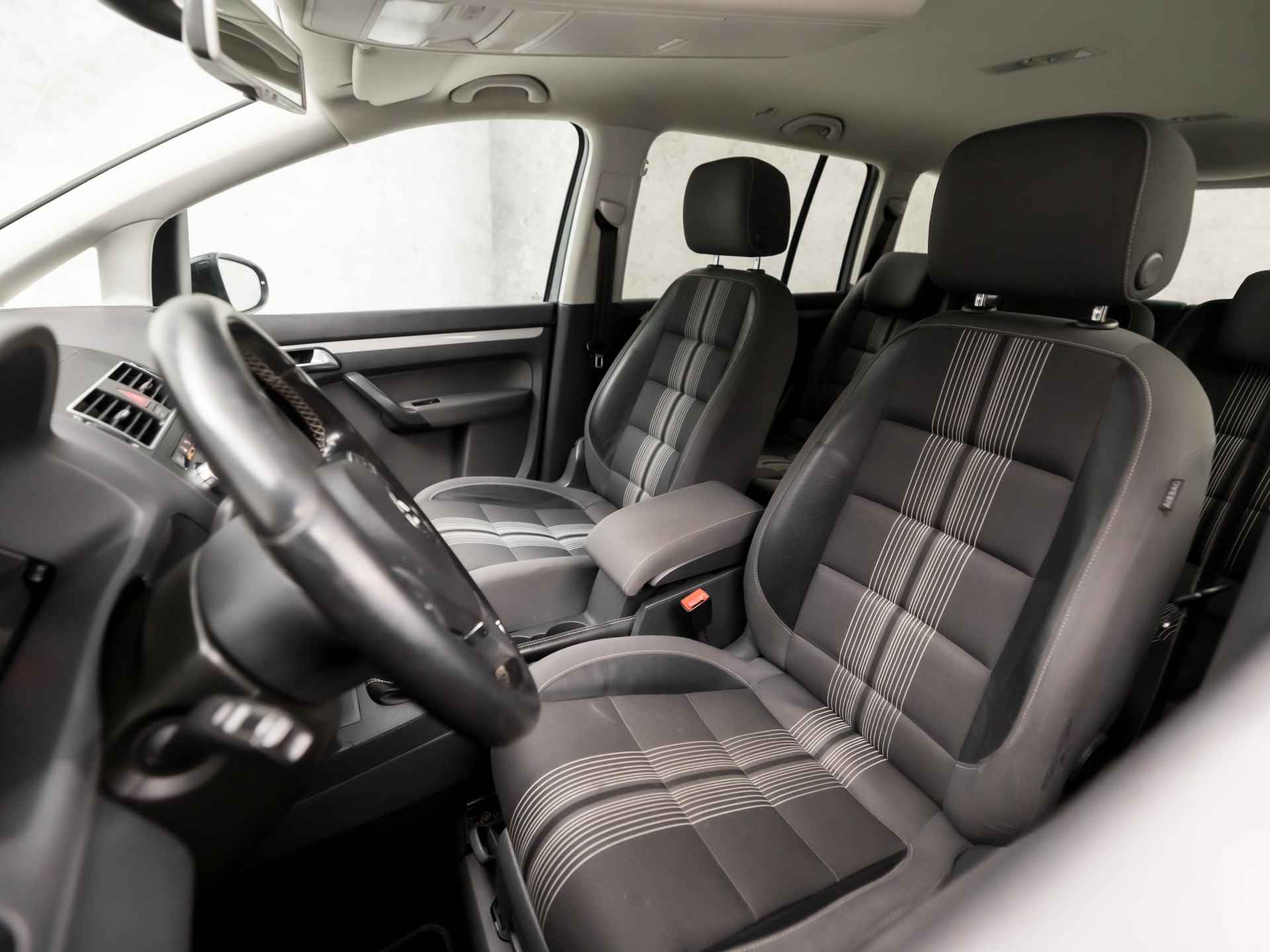 Volkswagen Touran 1.2 TSI Highline 7 Persoons (NAVIGATIE, CLIMATE, STOELVERWARMING, GETINT GLAS, SPORTSTOELEN, XENON, PARKEERSENSOREN, CRUISE, NIEUWE APK, NIEUWSTAAT) - 14/36