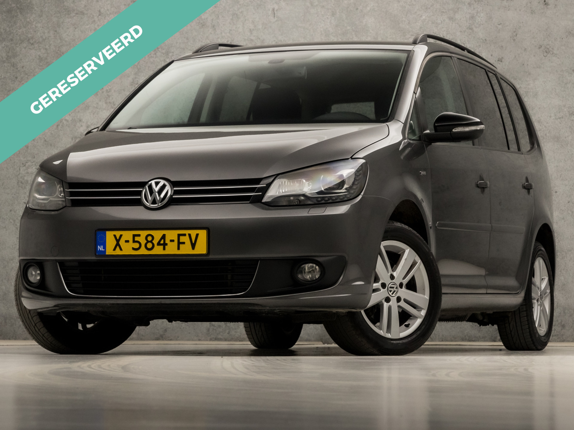 Volkswagen Touran 1.2 TSI Highline 7 Persoons (NAVIGATIE, CLIMATE, STOELVERWARMING, GETINT GLAS, SPORTSTOELEN, XENON, PARKEERSENSOREN, CRUISE, NIEUWE APK, NIEUWSTAAT)