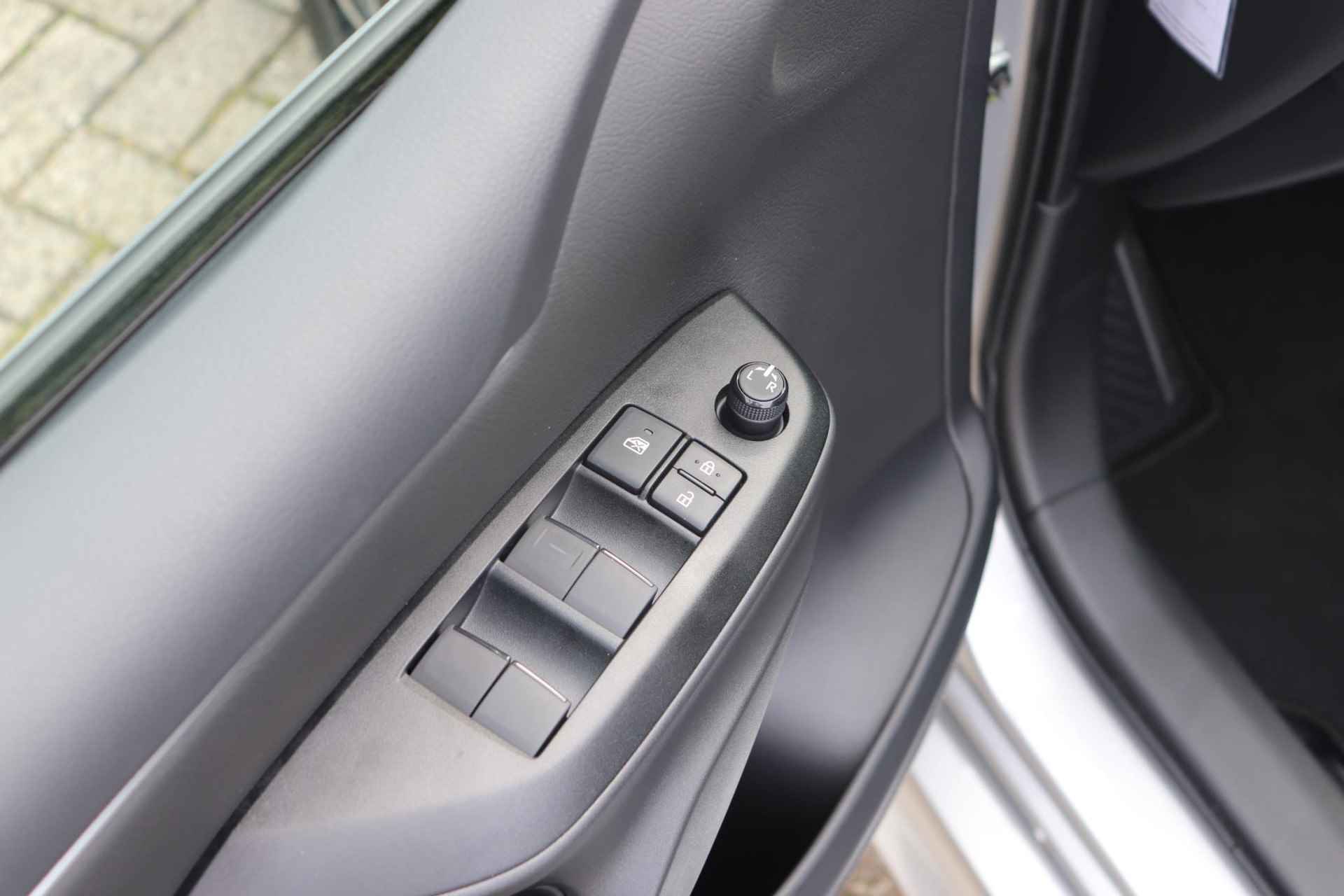Toyota Yaris Hybrid 115 First Edition |  Vol Zwart Leder, Stoelverwarming, Draadloos Apple Carplay/Android Auto, Cruise & Climate control! - 9/42