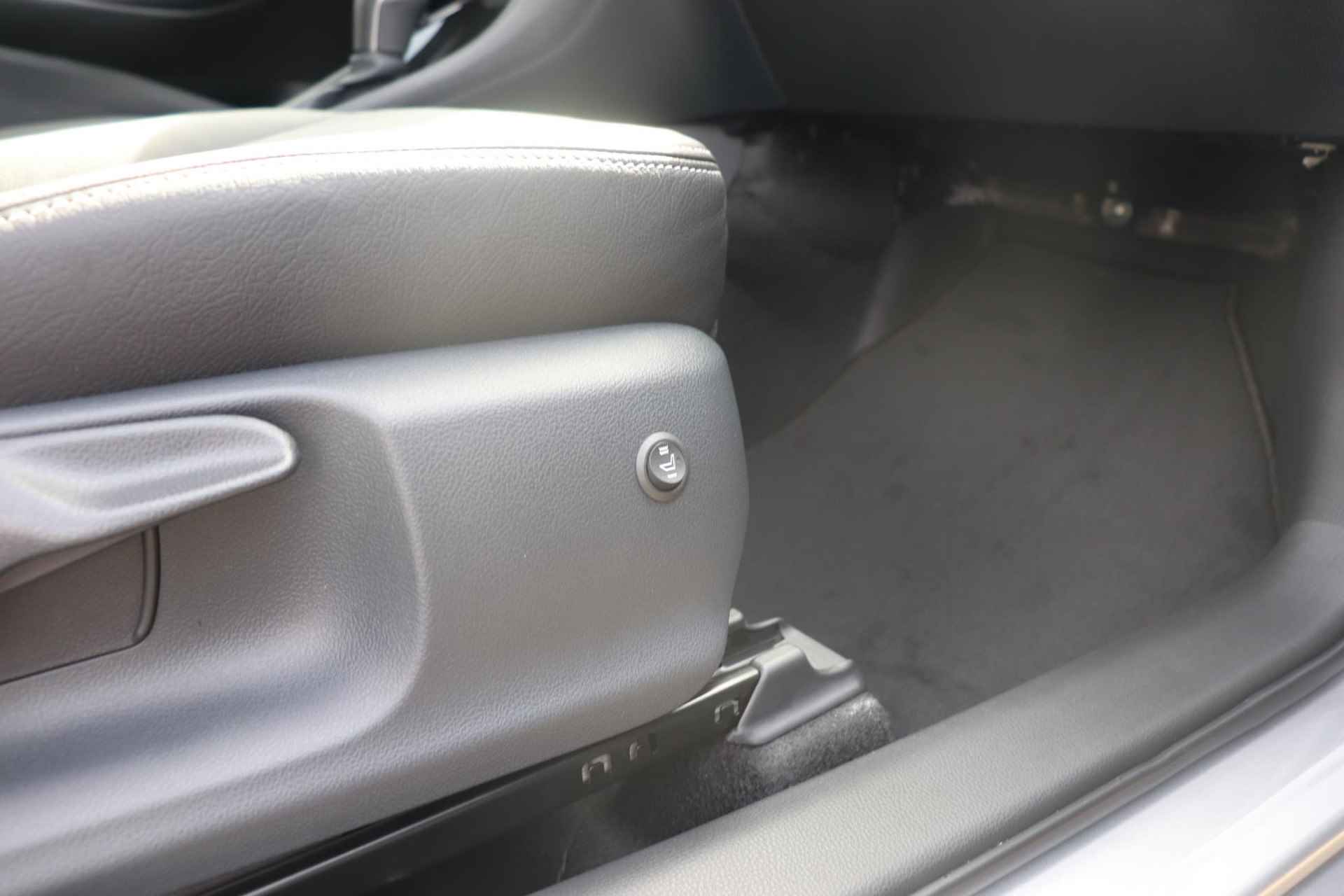 Toyota Yaris Hybrid 115 First Edition |  Vol Zwart Leder, Stoelverwarming, Draadloos Apple Carplay/Android Auto, Cruise & Climate control! - 41/42