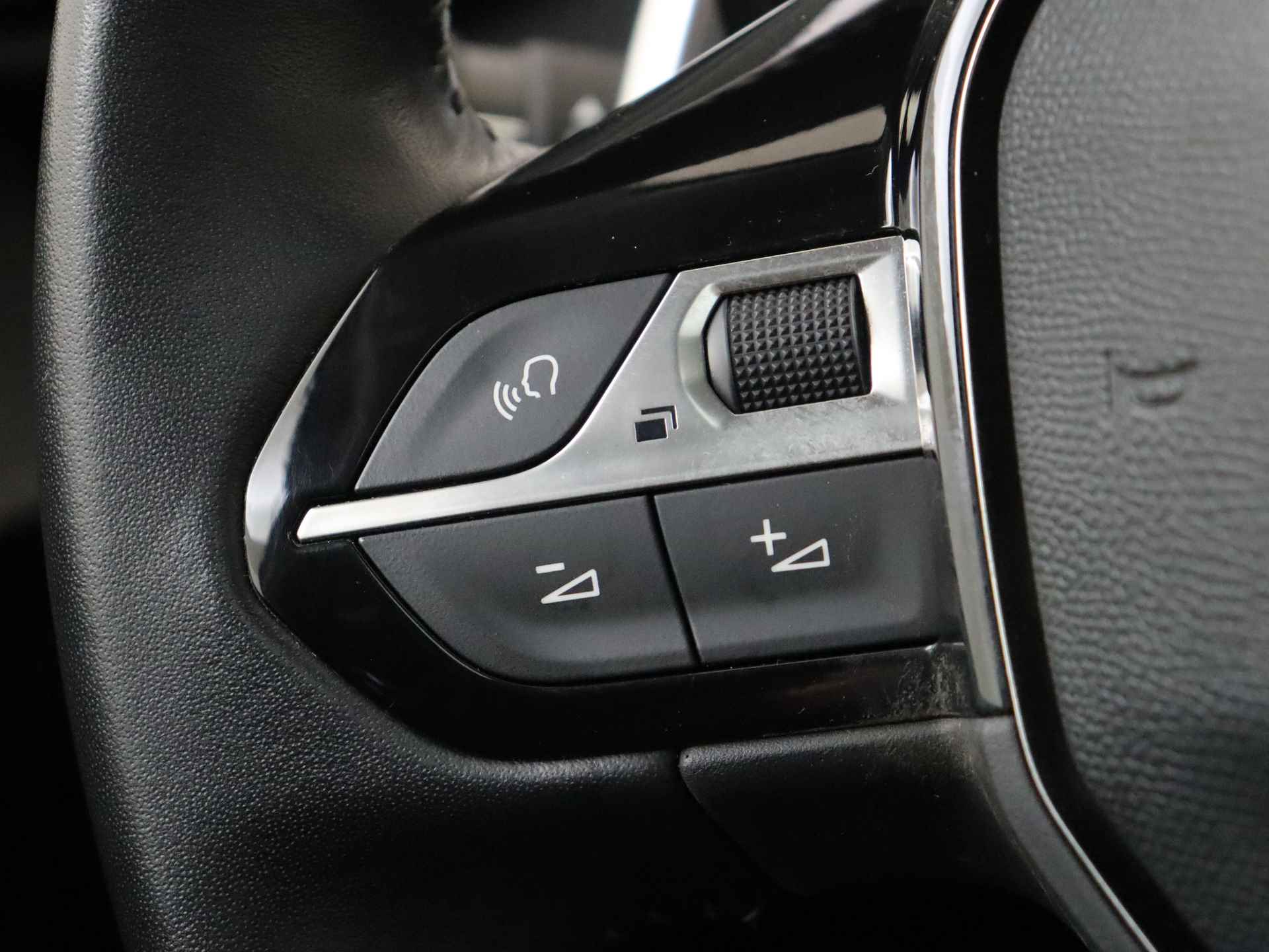 Peugeot 208 1.2 PureTech Allure 101 pk Automaat | Panorama dak | Climate Control | Lichtmetalen Velgen - 19/32
