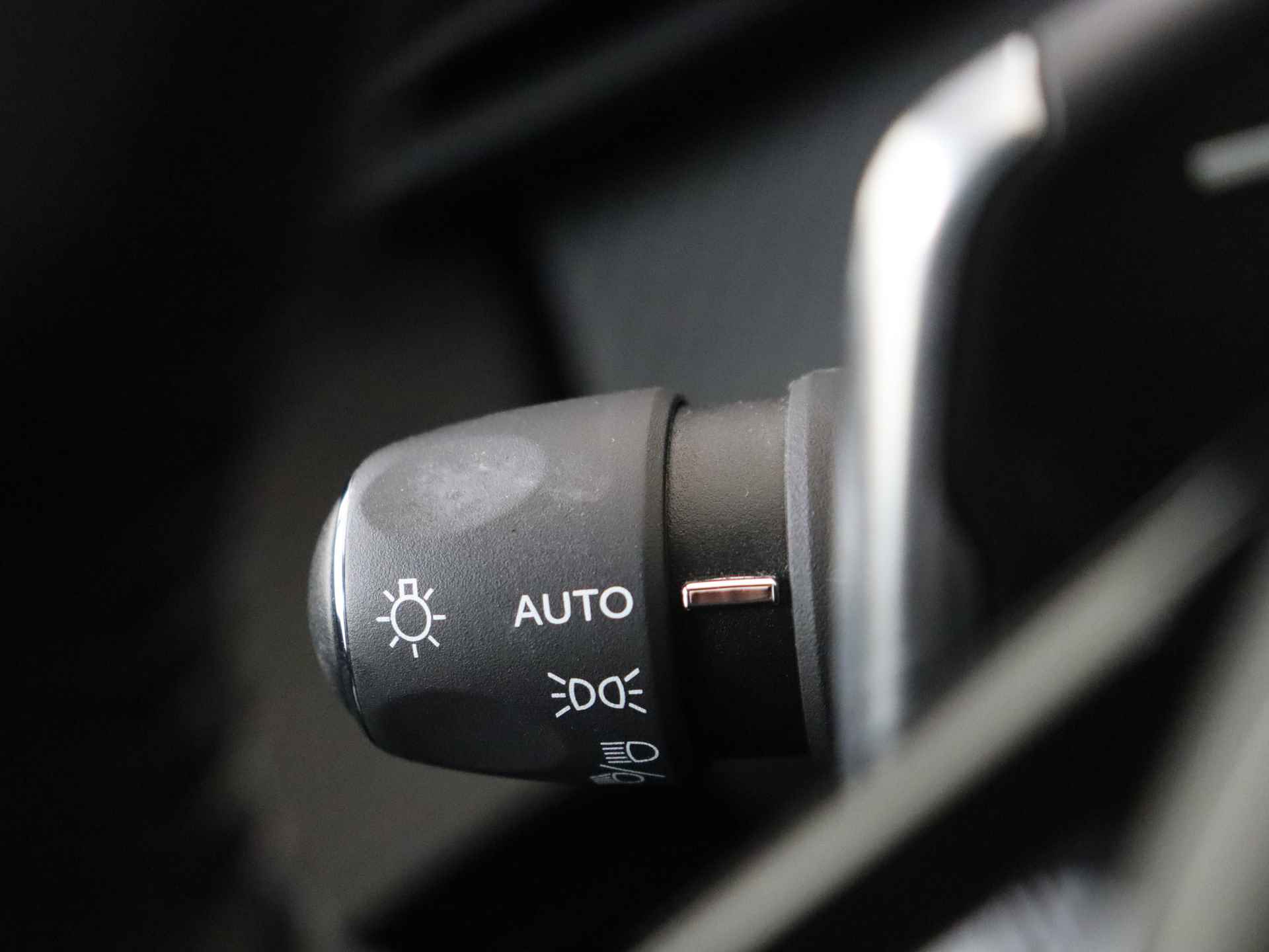 Peugeot 208 1.2 PureTech Allure 101 pk Automaat | Panorama dak | Climate Control | Lichtmetalen Velgen - 27/32