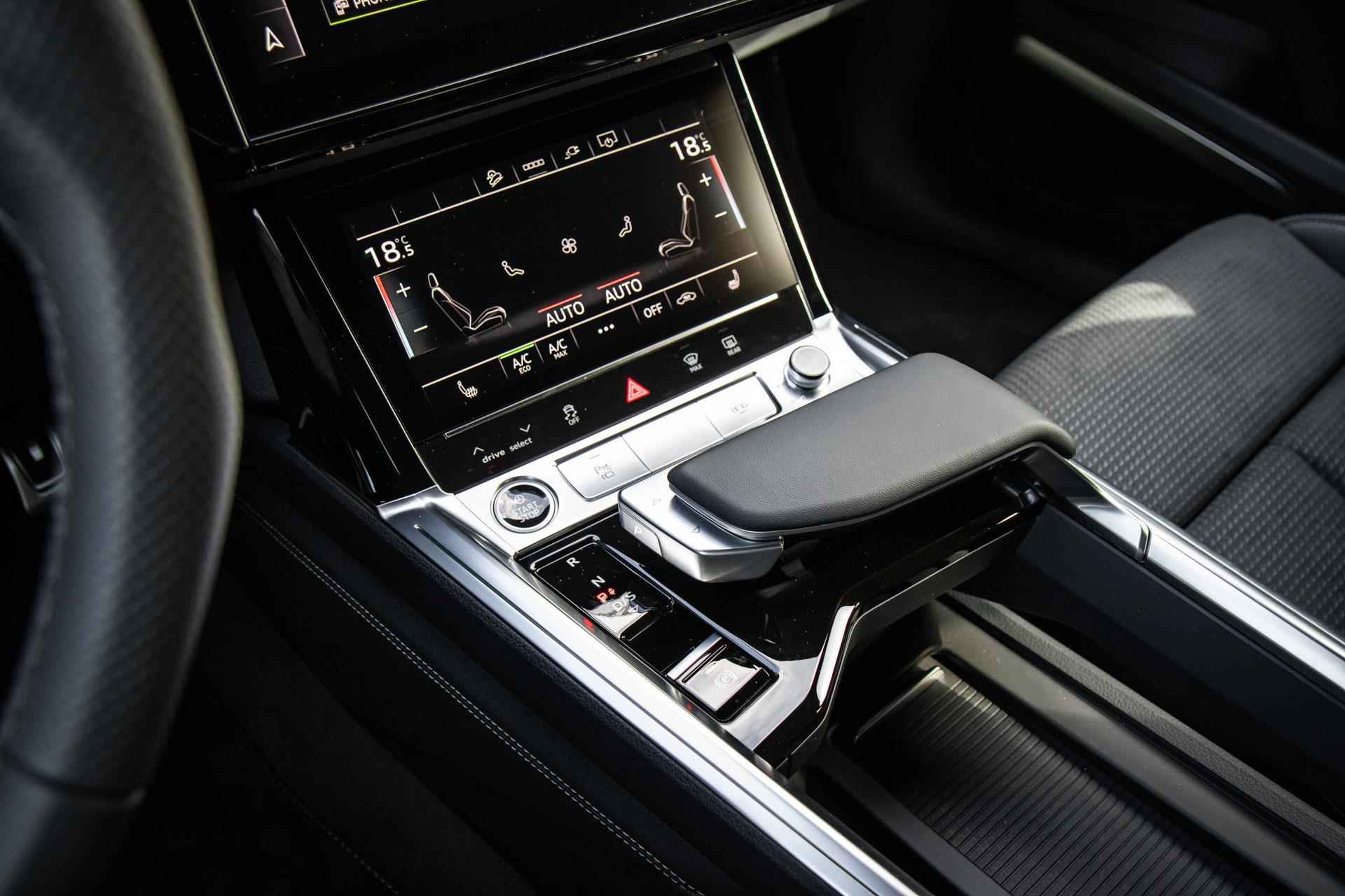 Audi Q8 e-tron 55 quattro 408pk S Edition 115 kWh | Panoramadak | B&O | Luchtvering | Sportstoelen | 22" Velgen - 30/47