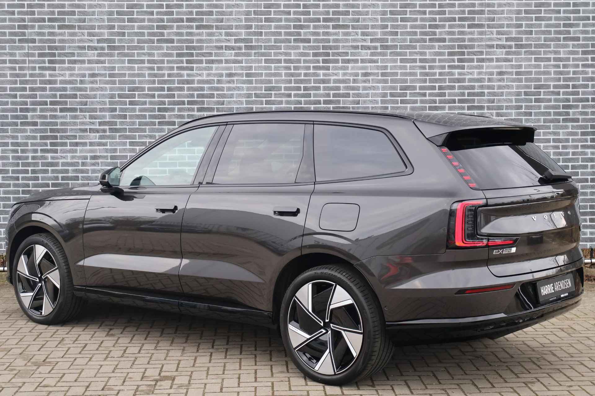 Volvo EX90 Twin Motor Performance Plus 7p. 111 kWh | 360 camera | Luchtvering | 7 zitplaatsen | Bose Soundsystem | 22 inch velgen | Schuif\kanteldak | Pilot assist pakket | verwarmde voorstoelen, achterbank en stuurwiel | Extra getint glas | Trekhaak | - 4/37