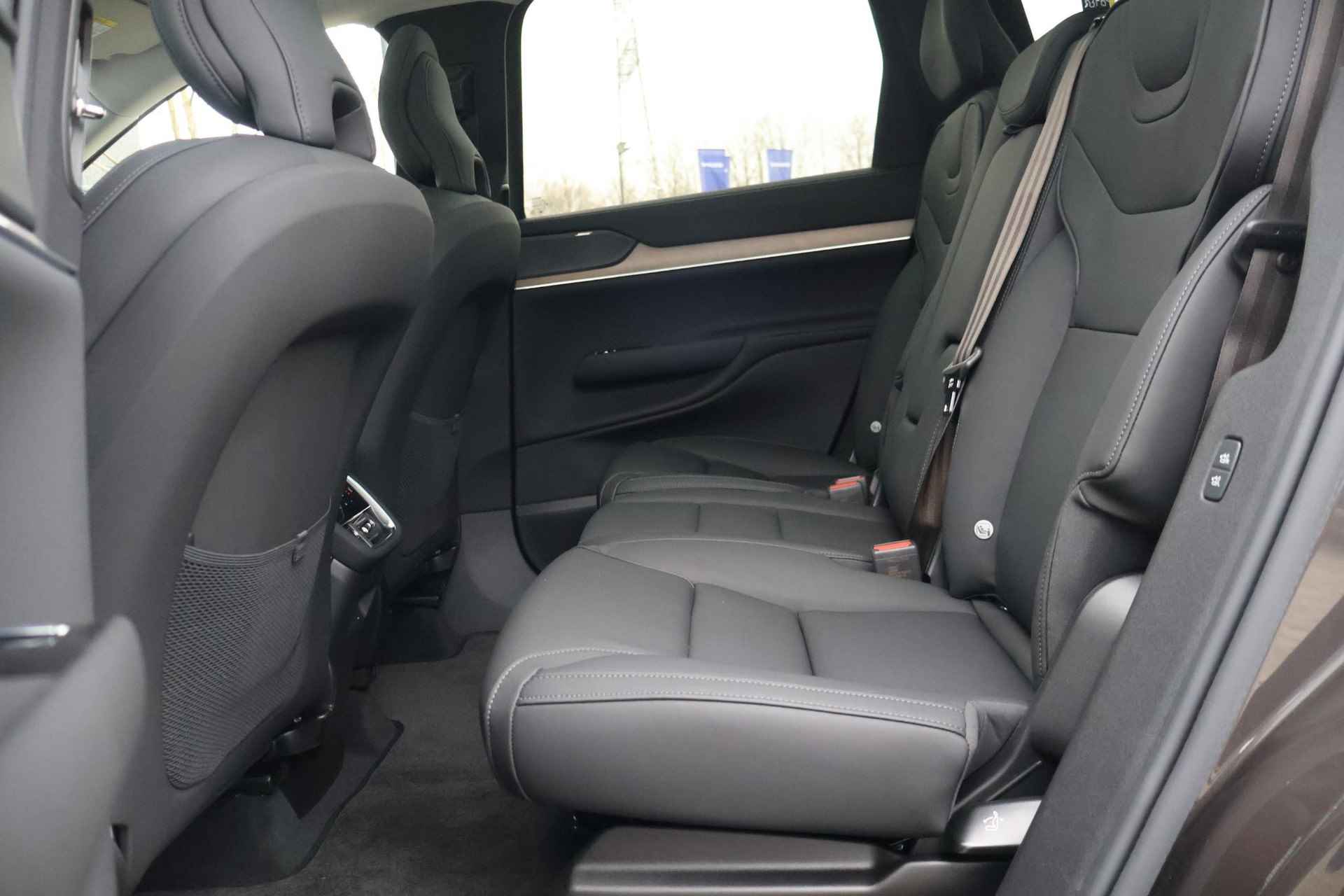 Volvo EX90 Twin Motor Performance Plus 7p. 111 kWh | 360 camera | Luchtvering | 7 zitplaatsen | Bose Soundsystem | 22 inch velgen | Schuif\kanteldak | Pilot assist pakket | verwarmde voorstoelen, achterbank en stuurwiel | Extra getint glas | Trekhaak | - 22/37