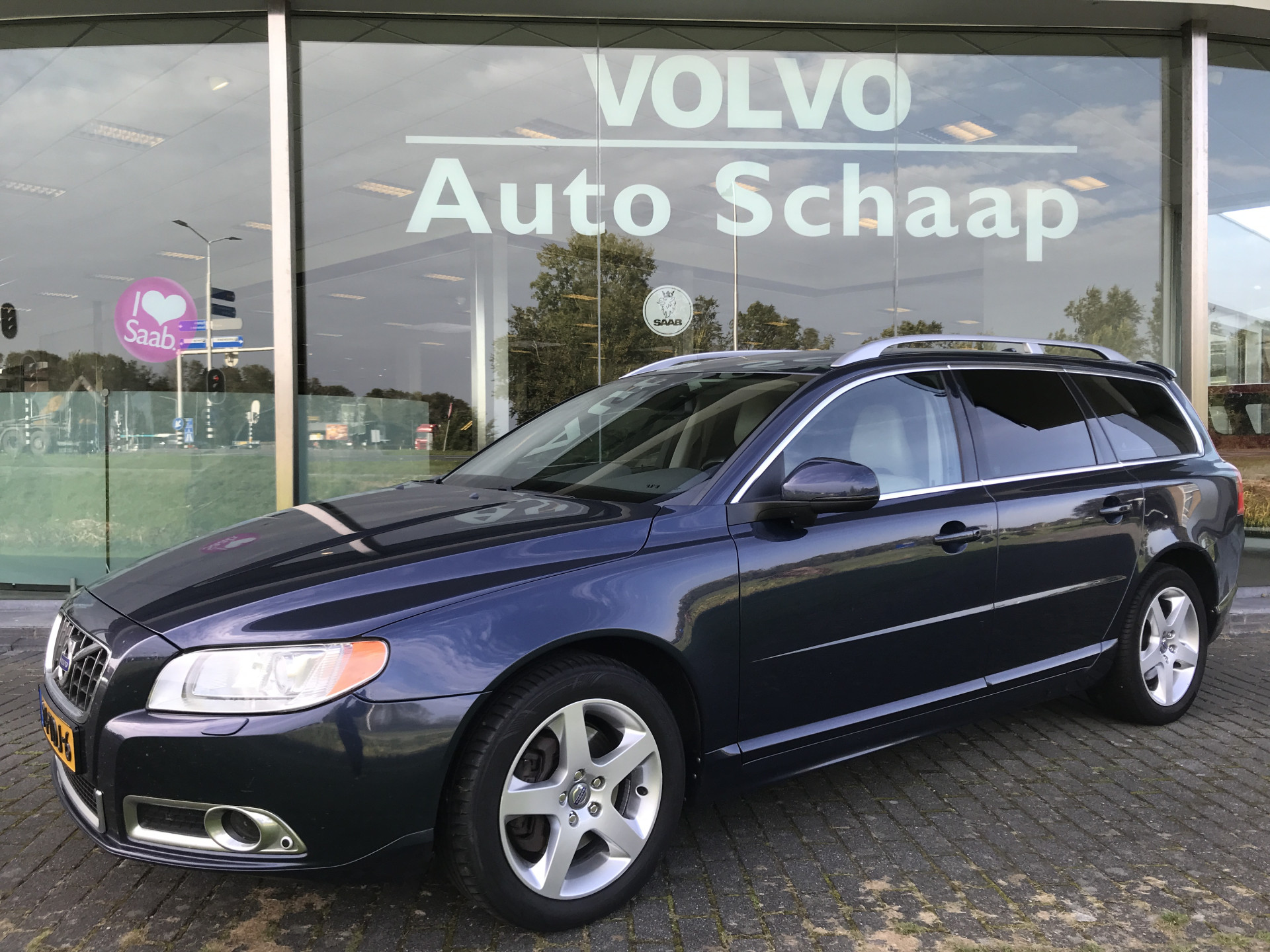 Volvo V70 2.0 D3 Limited Edition Automaat | Rijklaar incl garantie | Adaptieve cruise Trekhaak Schuifdak Xenon