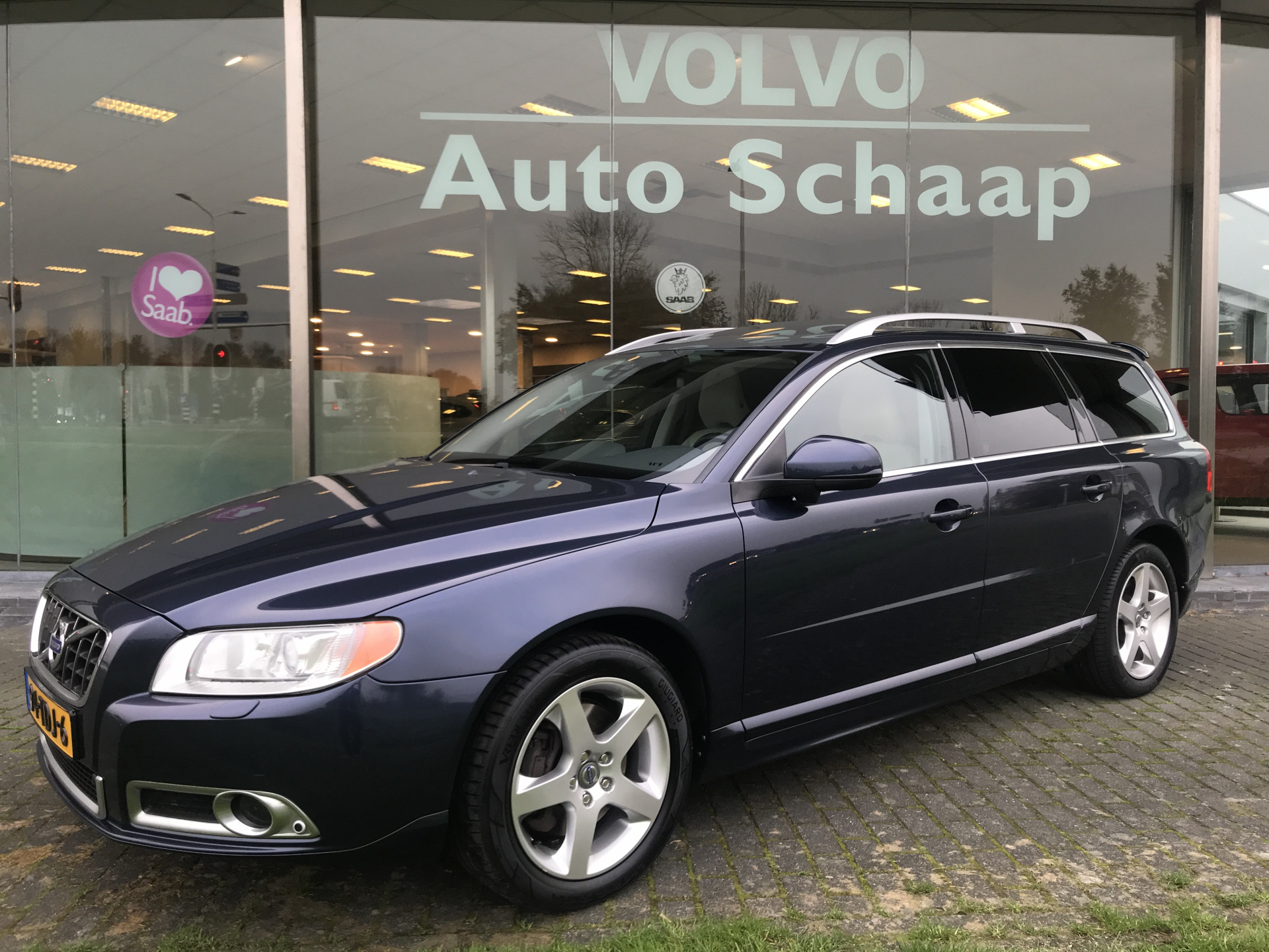 Volvo V70 2.0 D3 Limited Edition Automaat | Rijklaar incl garantie | Adaptieve cruise Trekhaak Schuifdak Xenon