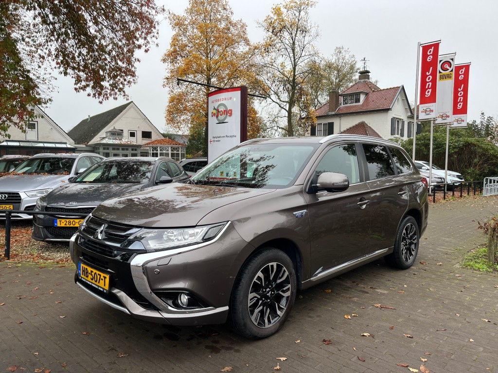 MITSUBISHI Outlander 2.0 PHEV EXECUTIVE EDITION / NAVI / CAMERA / STOELVERW. / DAB