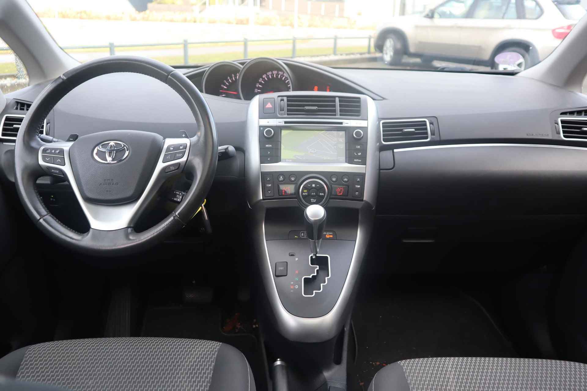 Toyota Verso 1.8 VVT-i ASPIRATION AUTOMAAT NAVI PANODAK TREKHAAK STOELVERWARMING PRIVACY-GLASS LM-VELGEN - 17/36